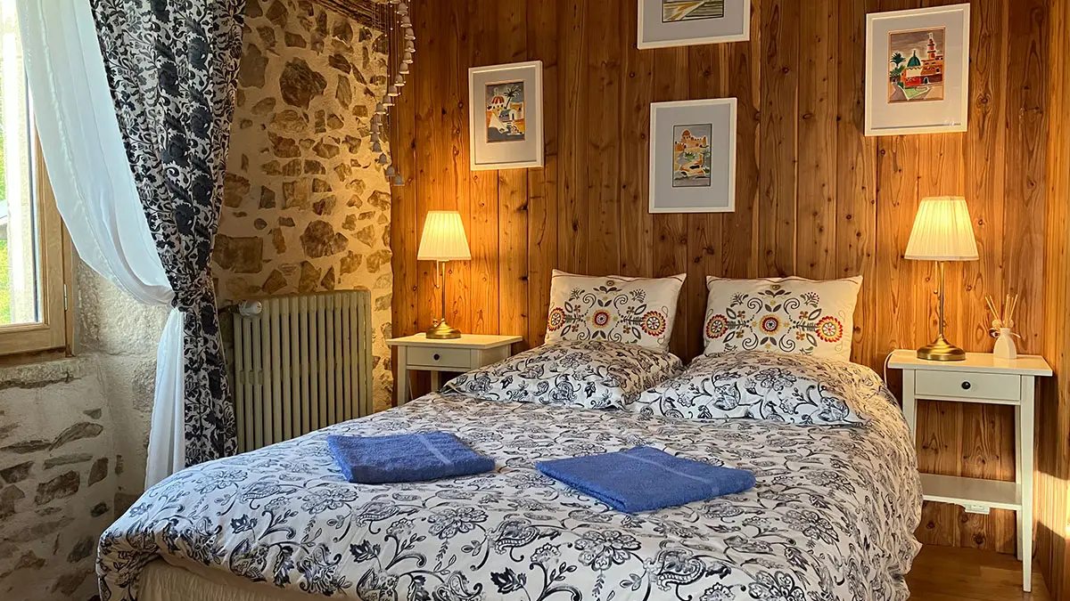 Lit-chambre-bleue-espace-champetre-correze