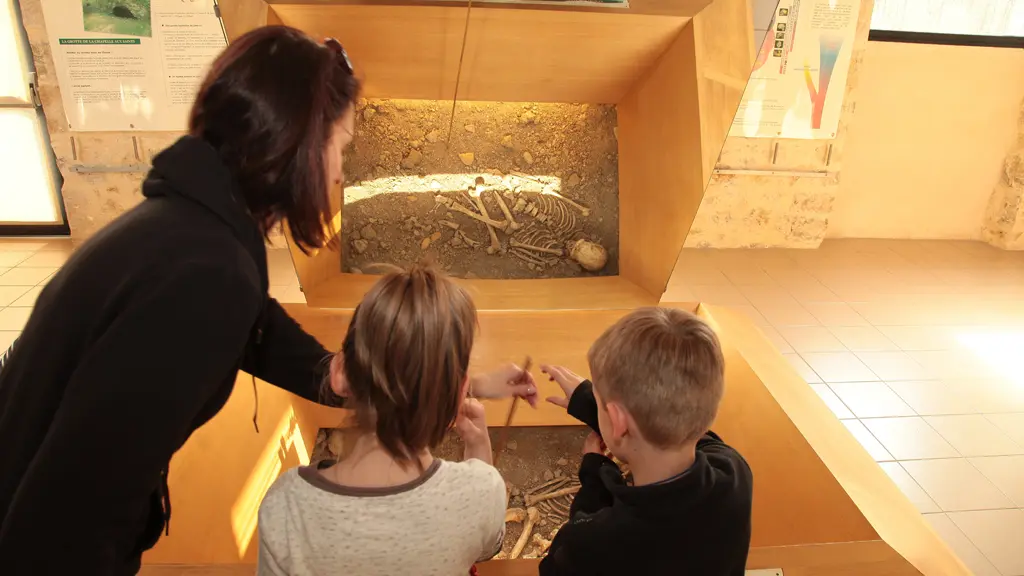 MUSEE_HOMME_DE_NEANDERTAL_LA_CHAPELL                            E_AUX_SAINTS_3_4