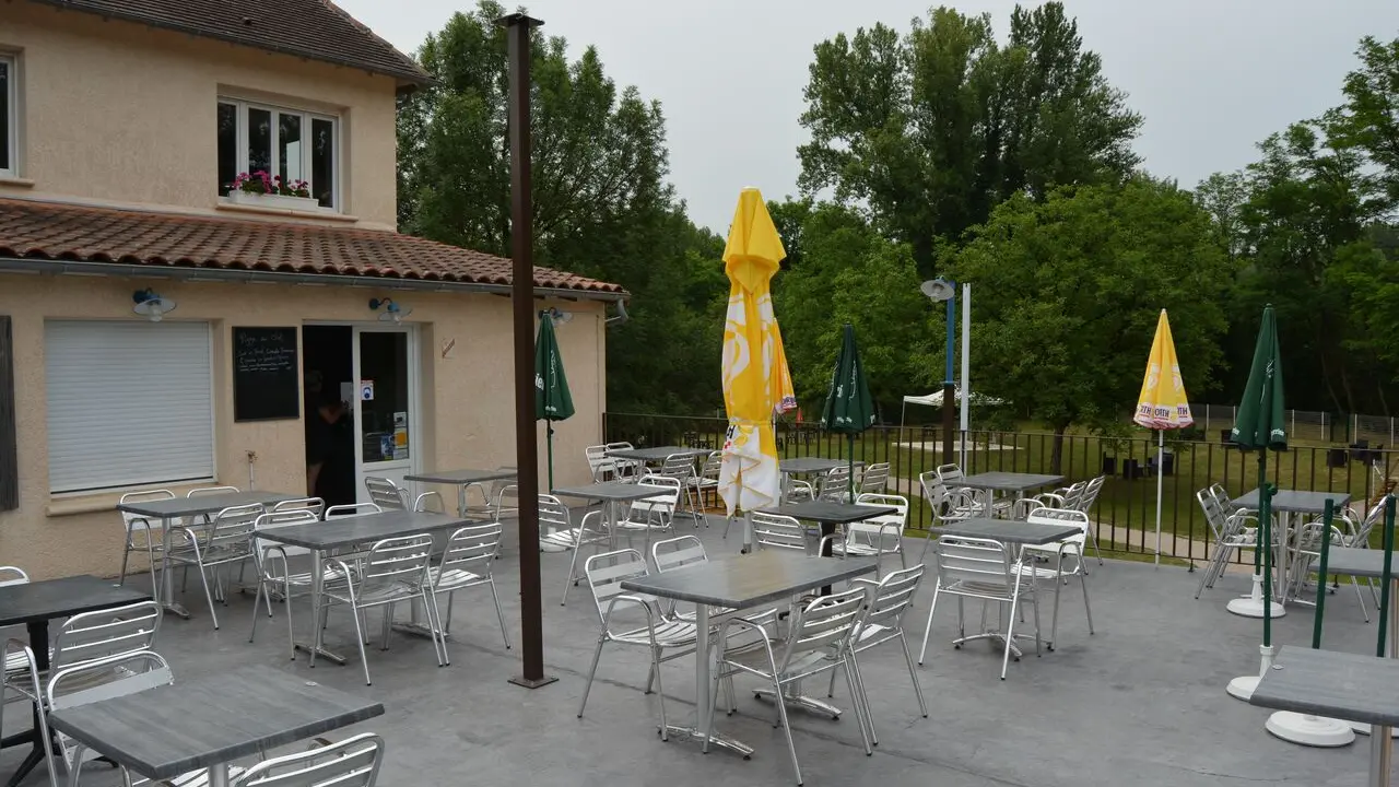 O-berges-du-rocher-Gluges-terrasse