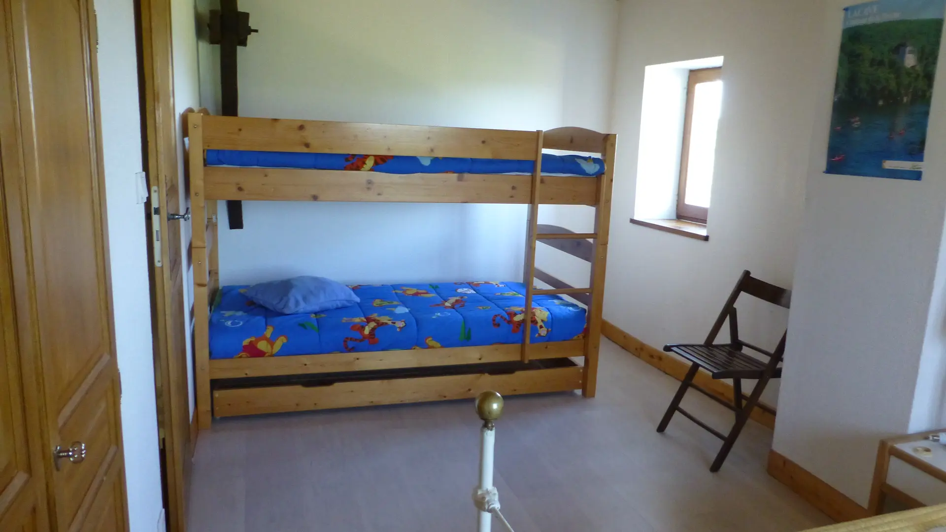 Chambre enfants avec 2 fenêtres