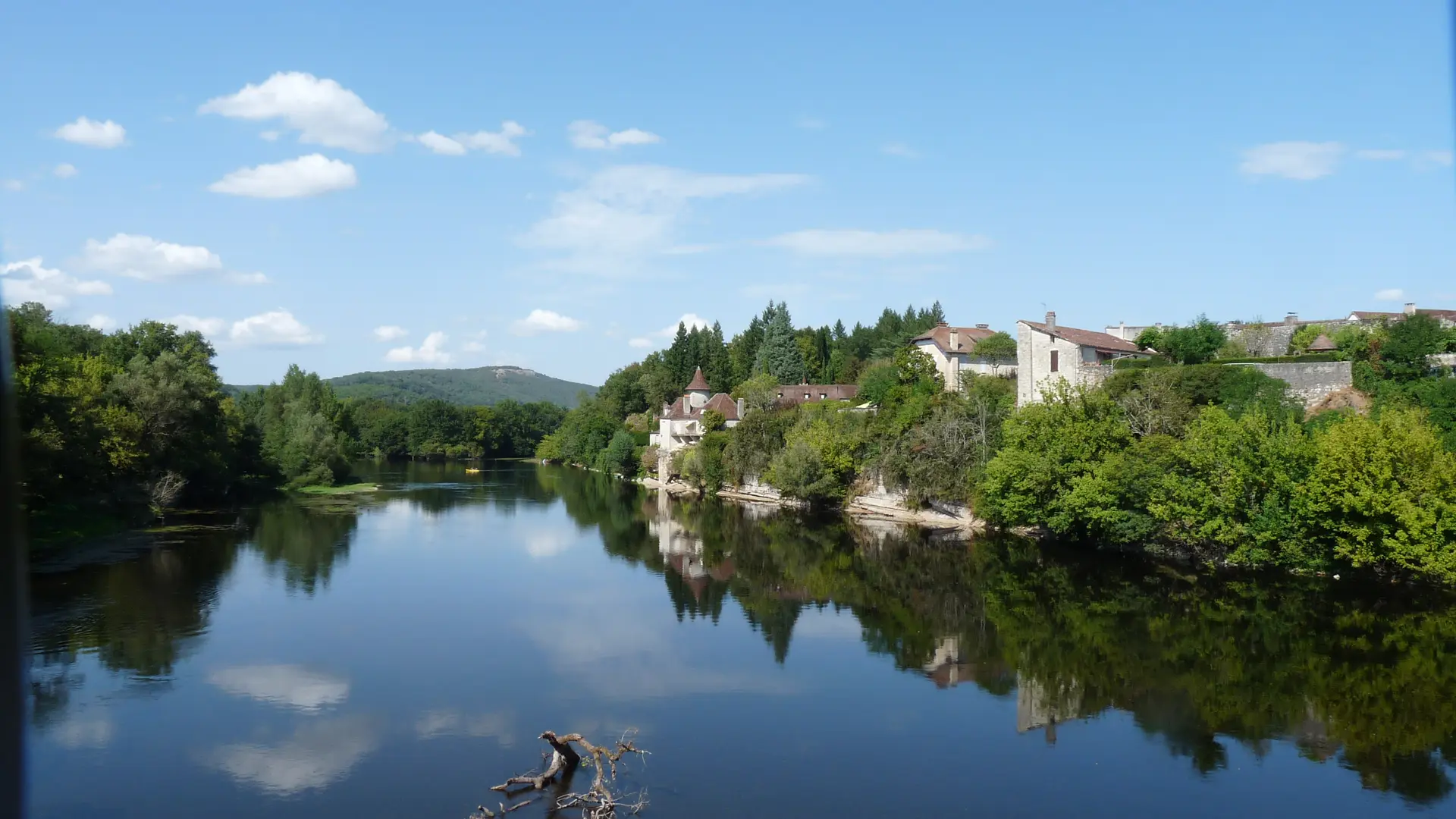 Village de Meyronne avec ses maisons surplombants la Rivière