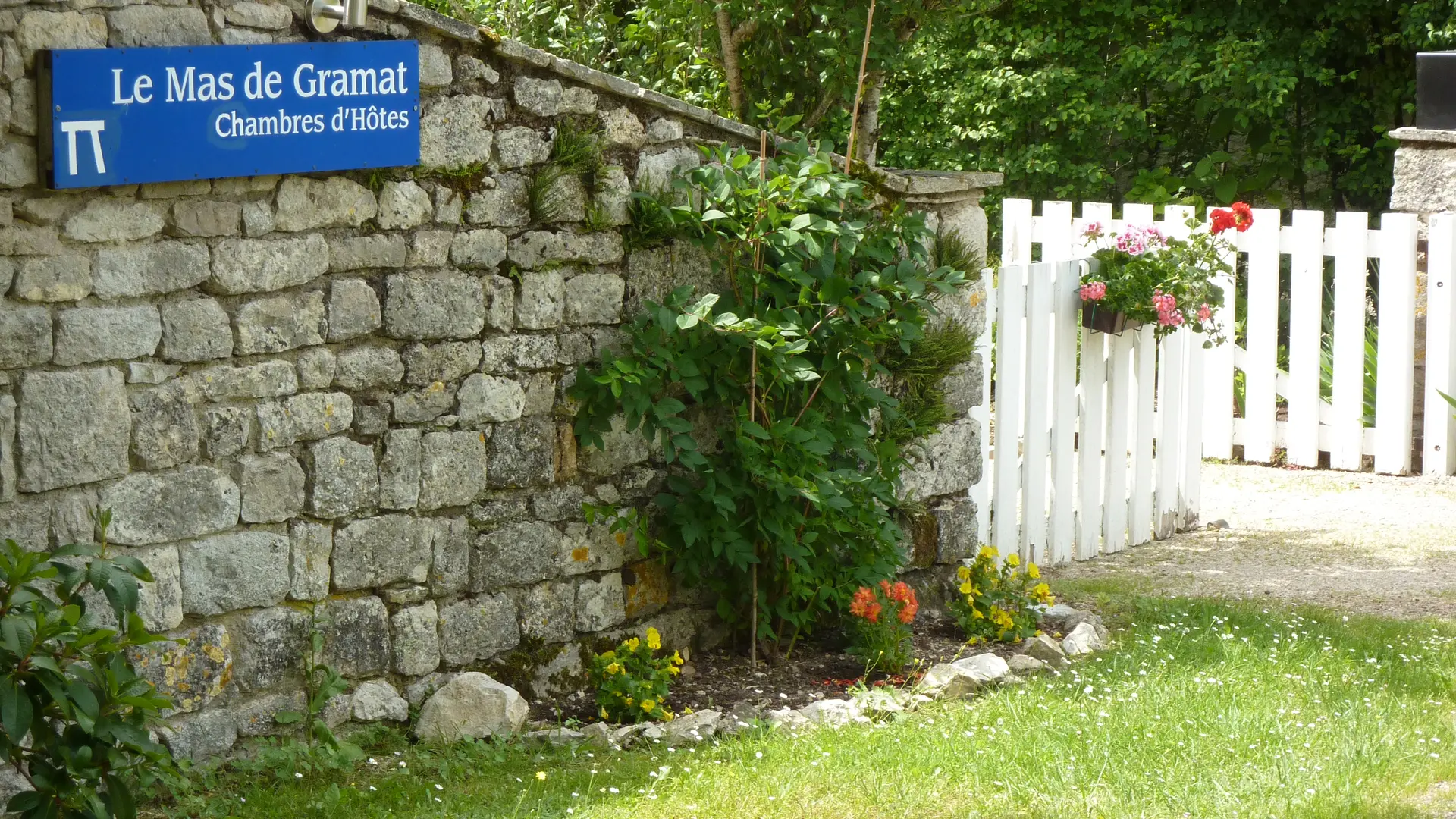 L'entrée devant la maison