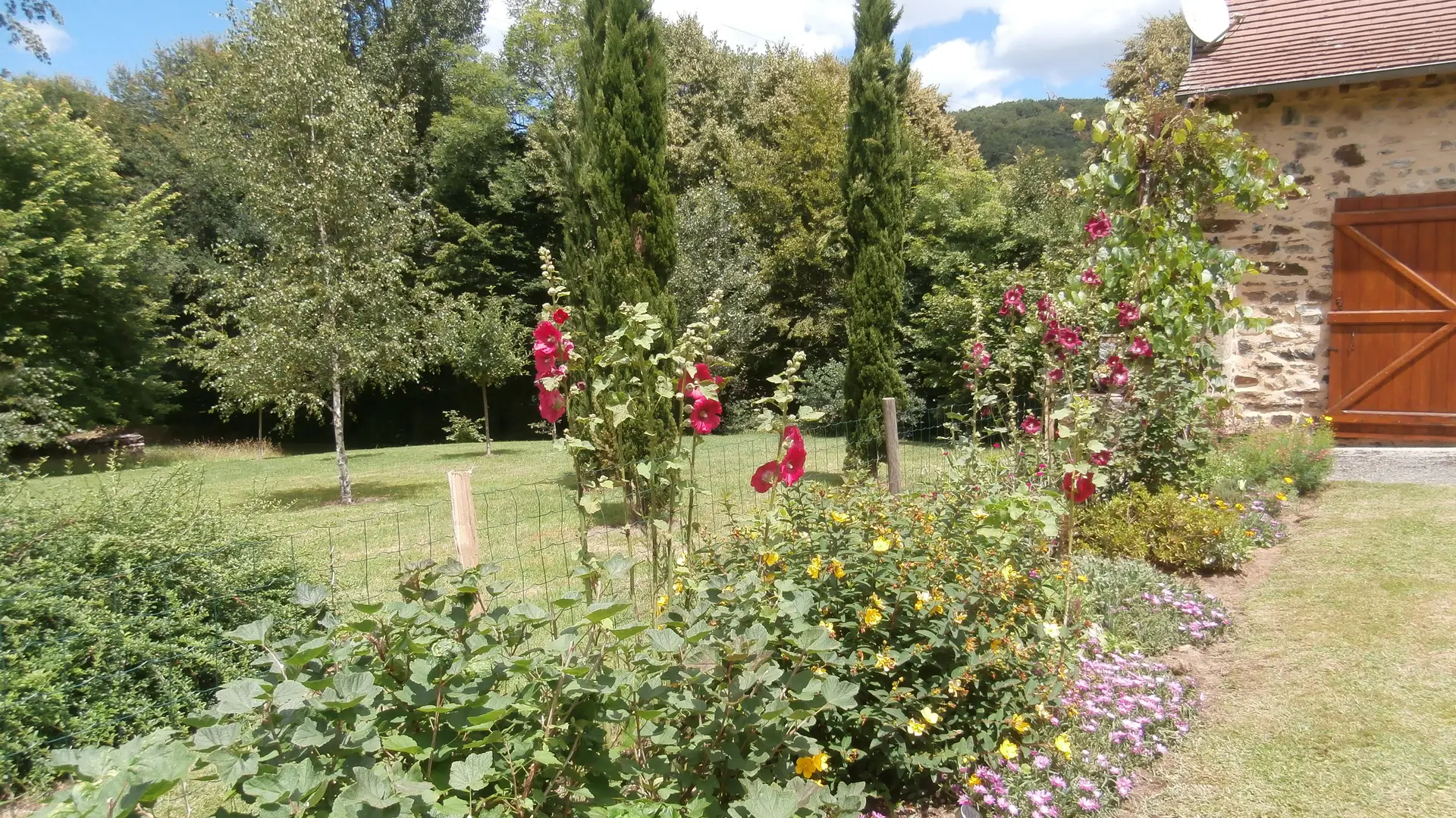 Gîte de Trézagou-jardin côté prairie