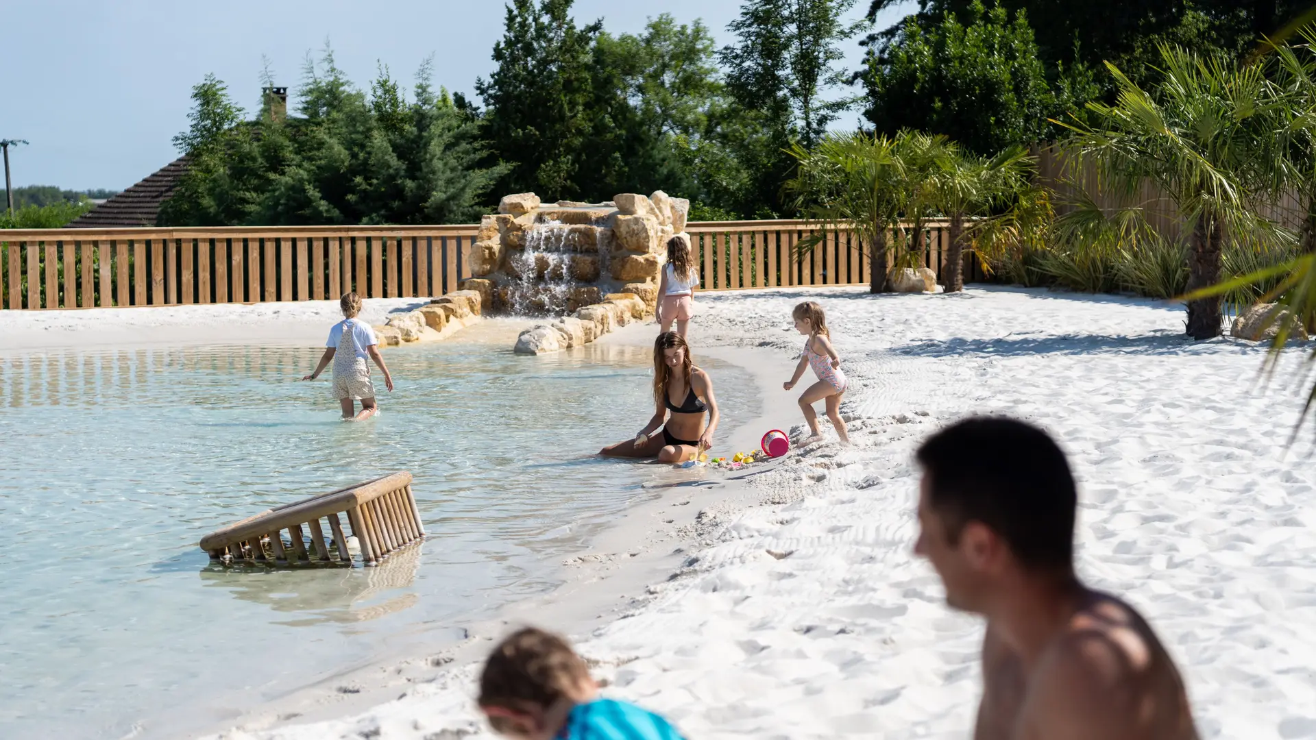 Lagon et plage de sable fin