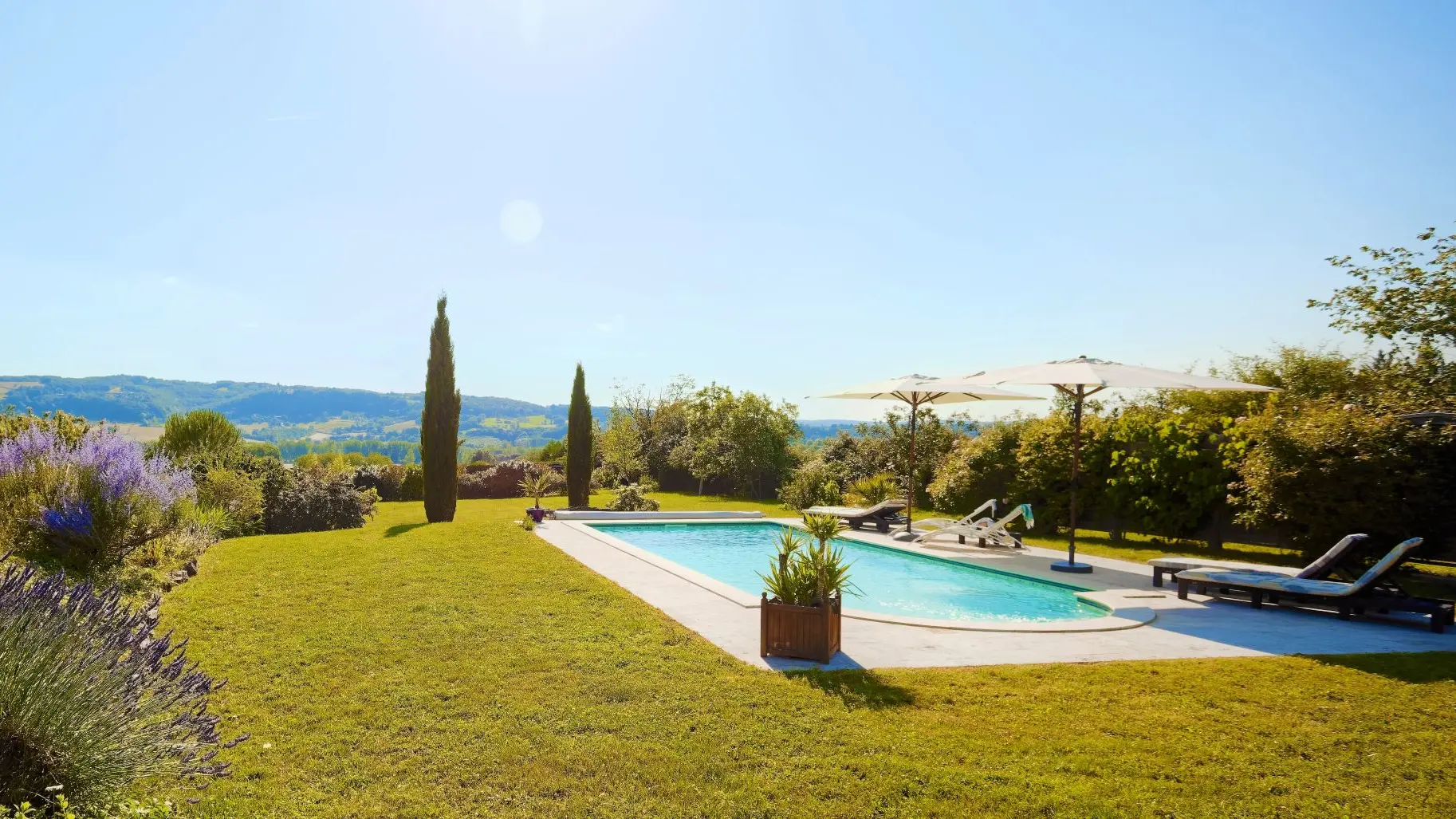 Piscine-colline-jardin