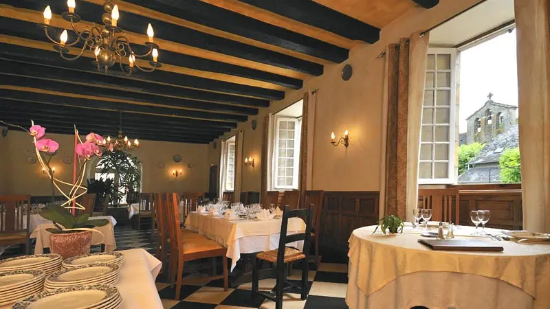 Restaurant-Le-Saint-Etienne-Aubazine_salle2