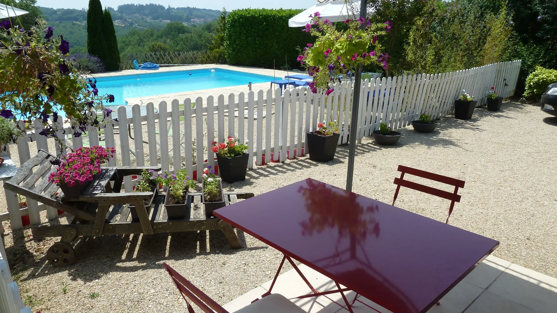 La terrasse vue sur la piscine et une partie du parking privé