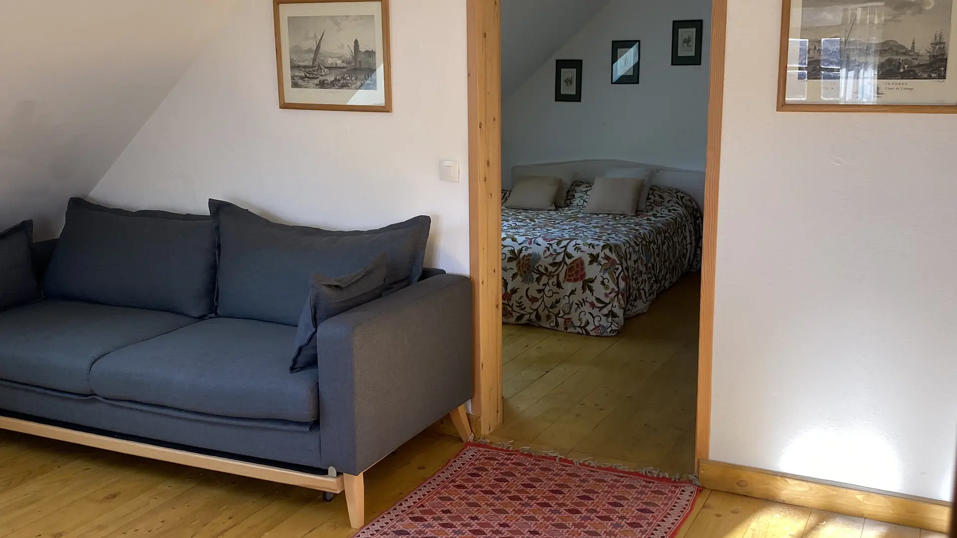 Salon chambre au fond