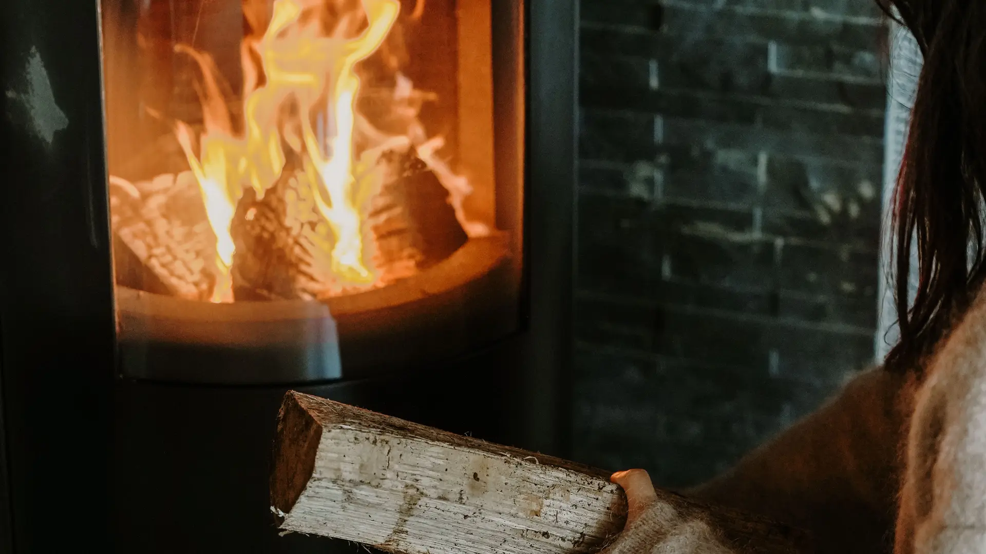 Jeune fille au feu de bois - Marcel