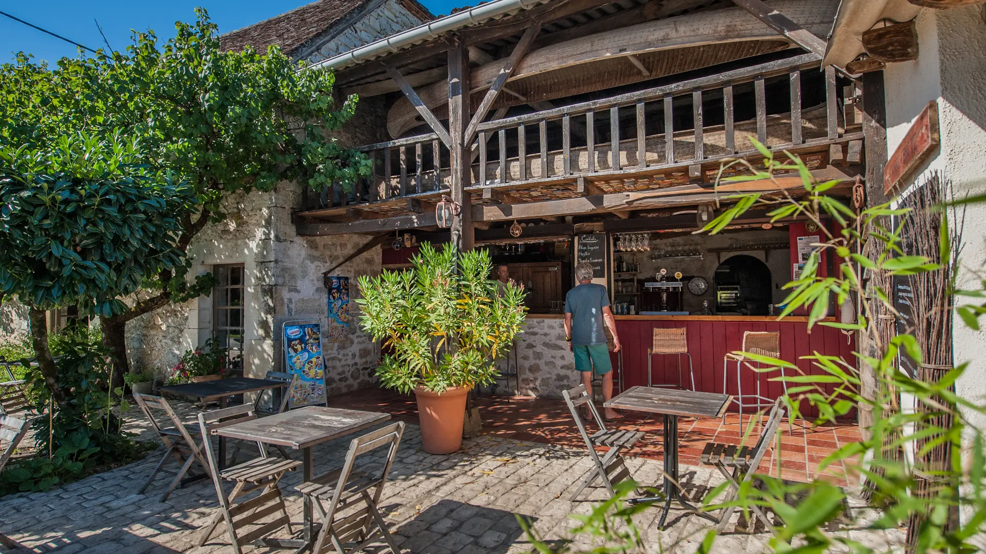 Terrasse - Camping du Port à Creysse_06 © Lot Tourisme - C. ORY