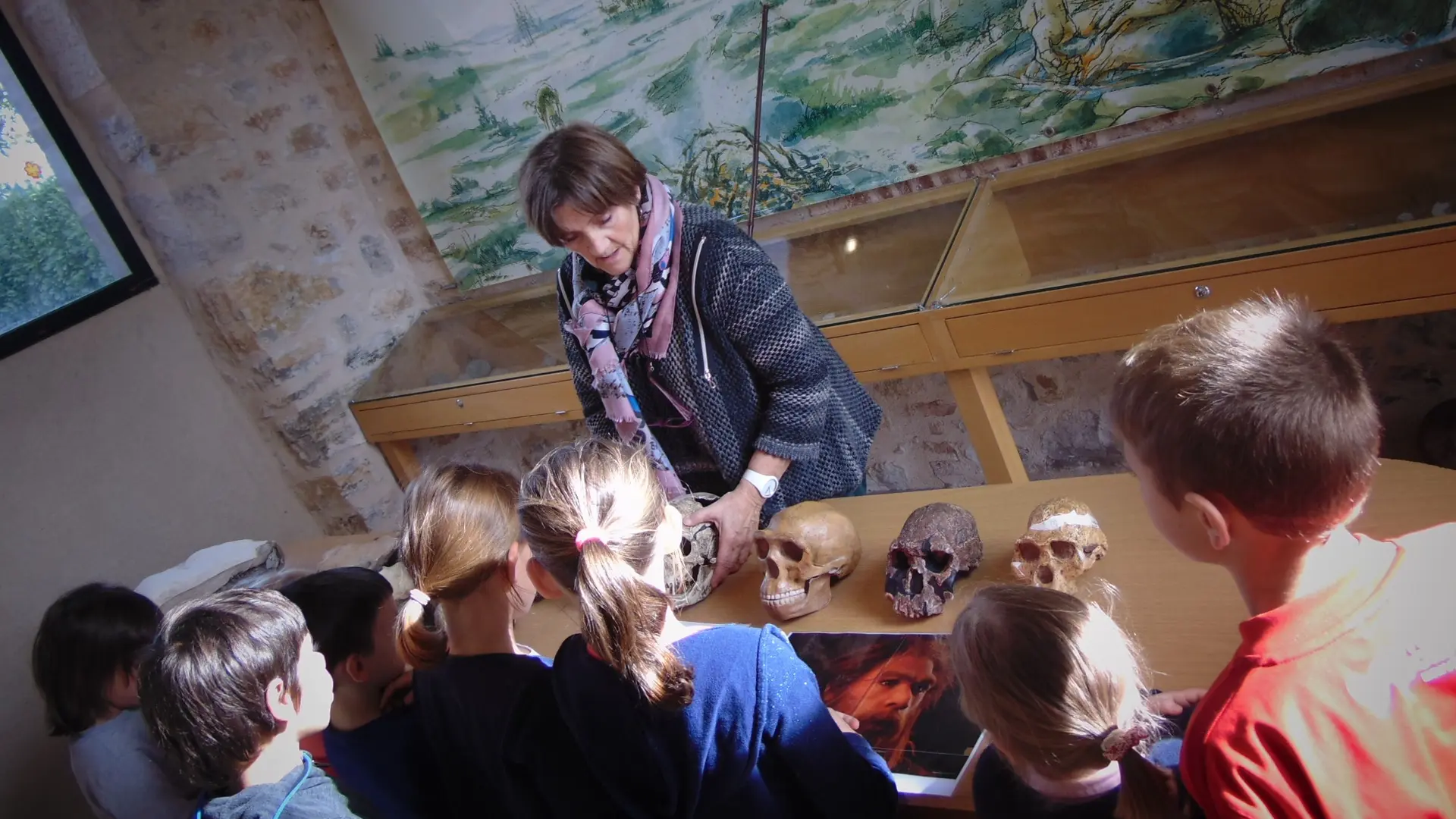 Visite-guidee-enfant_Crane_Musee-de-l-Homme-de-Neandertal-la-Chapelle-aux-Saints