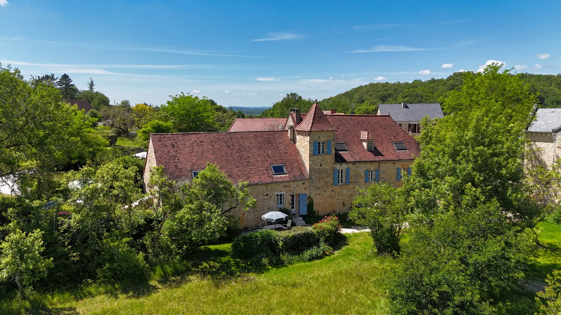 Vue sur terrasse et jardin