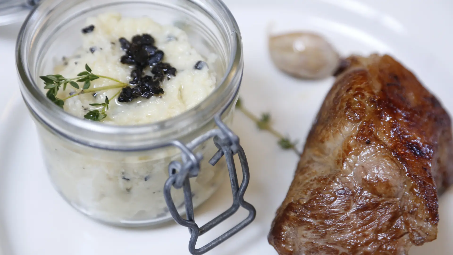 Gigot d'agneau du Quercy avec écrasé de pommes de terrre à la truffe