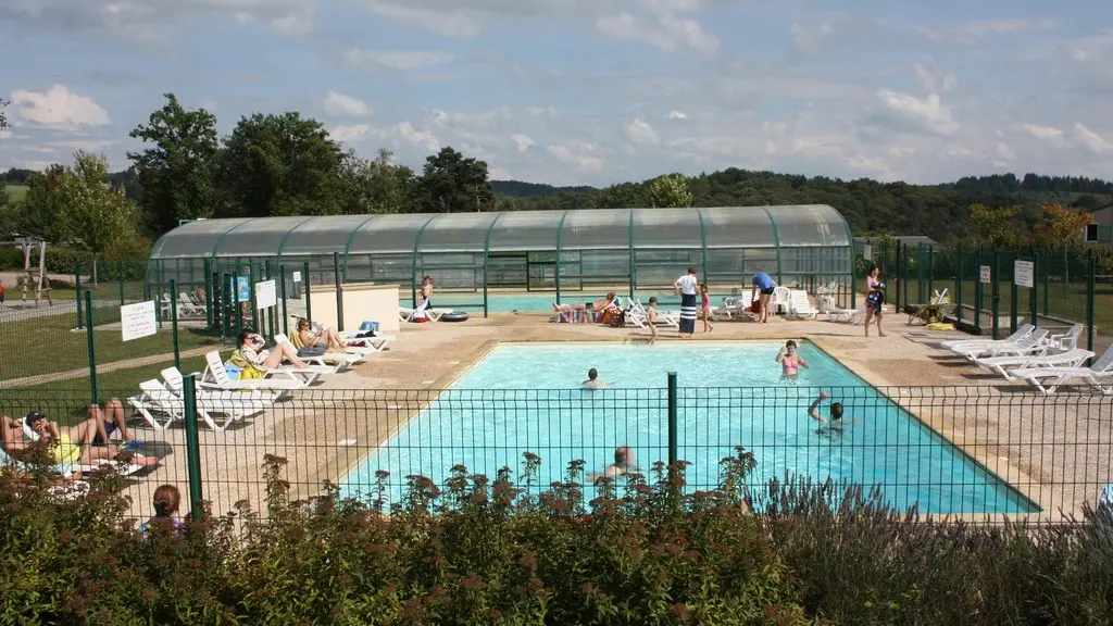 ChaletBoucard-Beynat-piscineCollectiveHameauxDeMiel