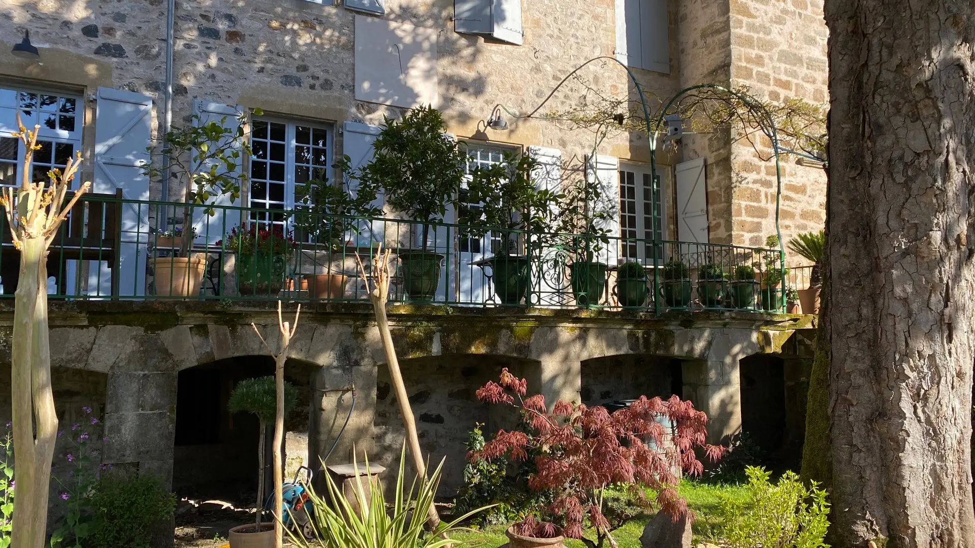 la façade du Clos rodolphe et le jardin