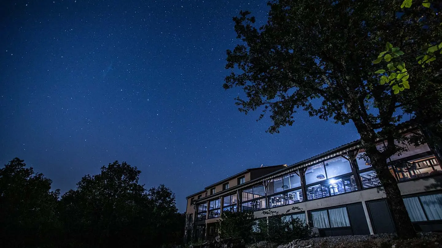 jardins - vue restaurant  nuit - exterieurs - hotel - le bois d'imbert -rocamadour