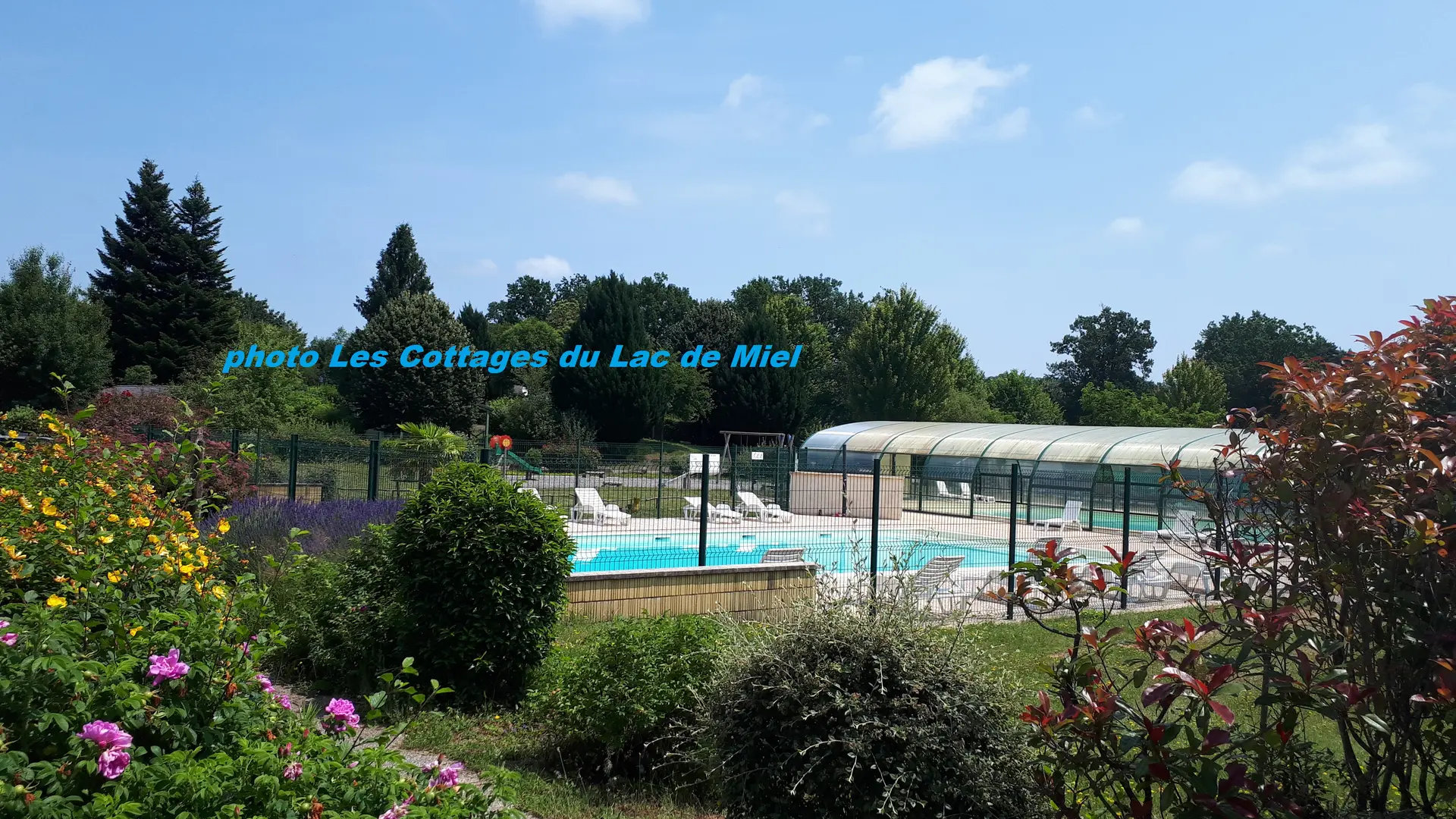 piscine face aux Cottages du Lac de Miel