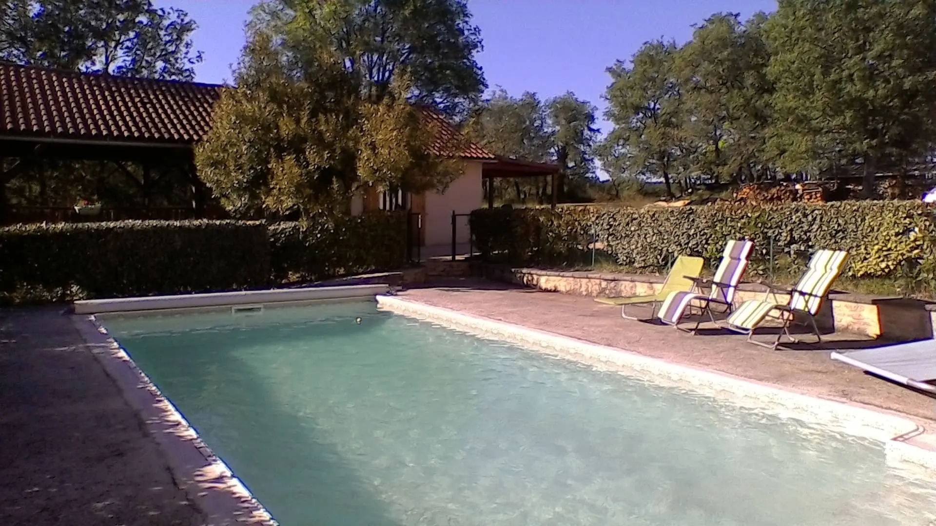 Piscine vue sur appentis