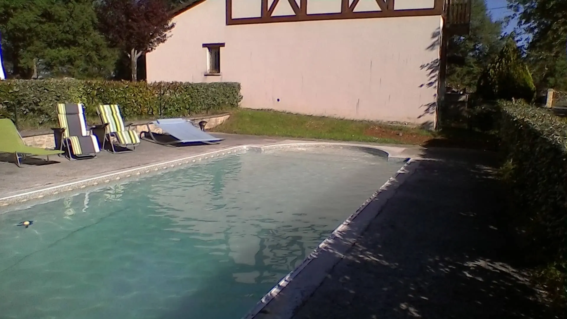 Piscine vue sur maison