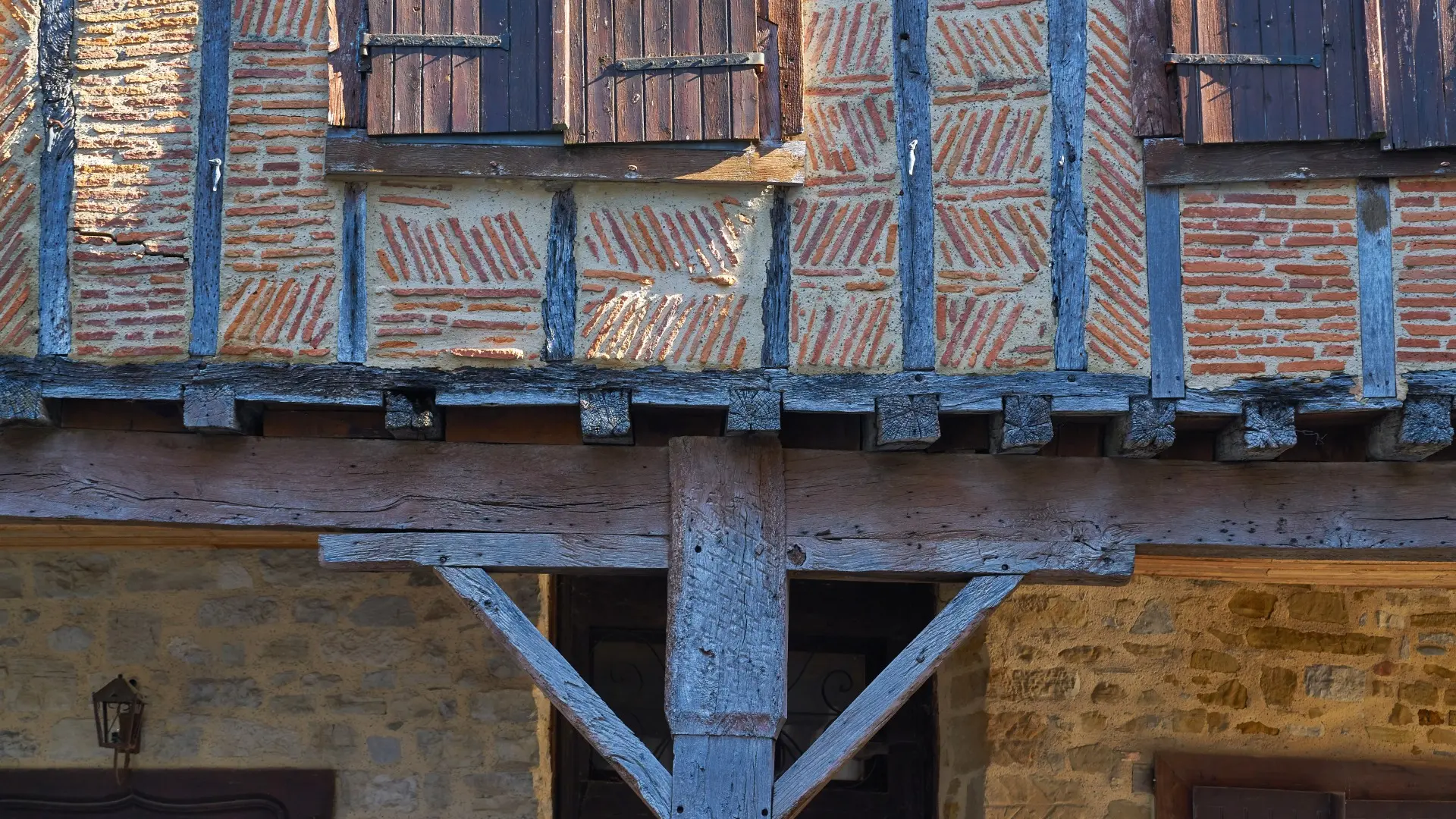 Maison à colombages, quartier médiéval Sainte-Croix à Oloron Sainte-Marie