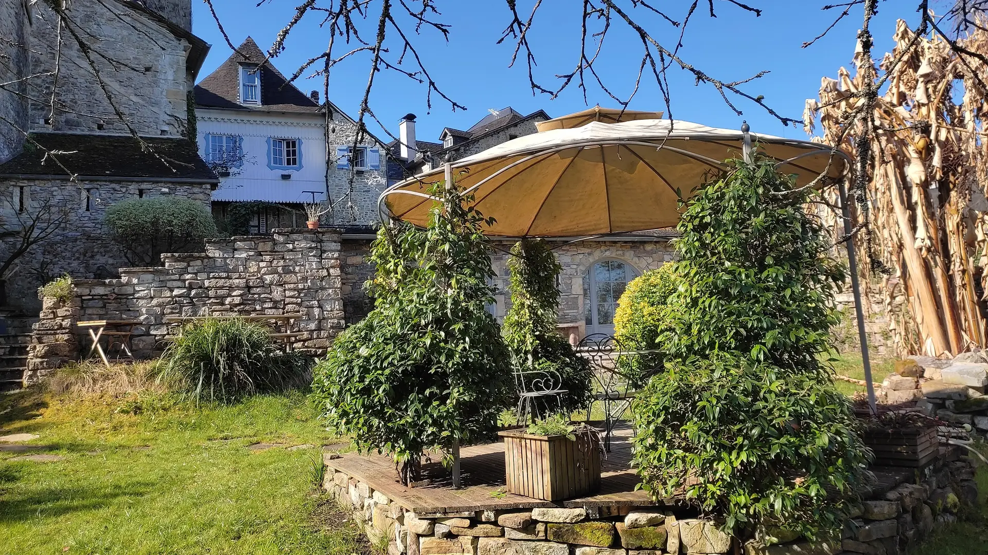 Maison d'hôtes l'Amphitryon - Vue du jardin