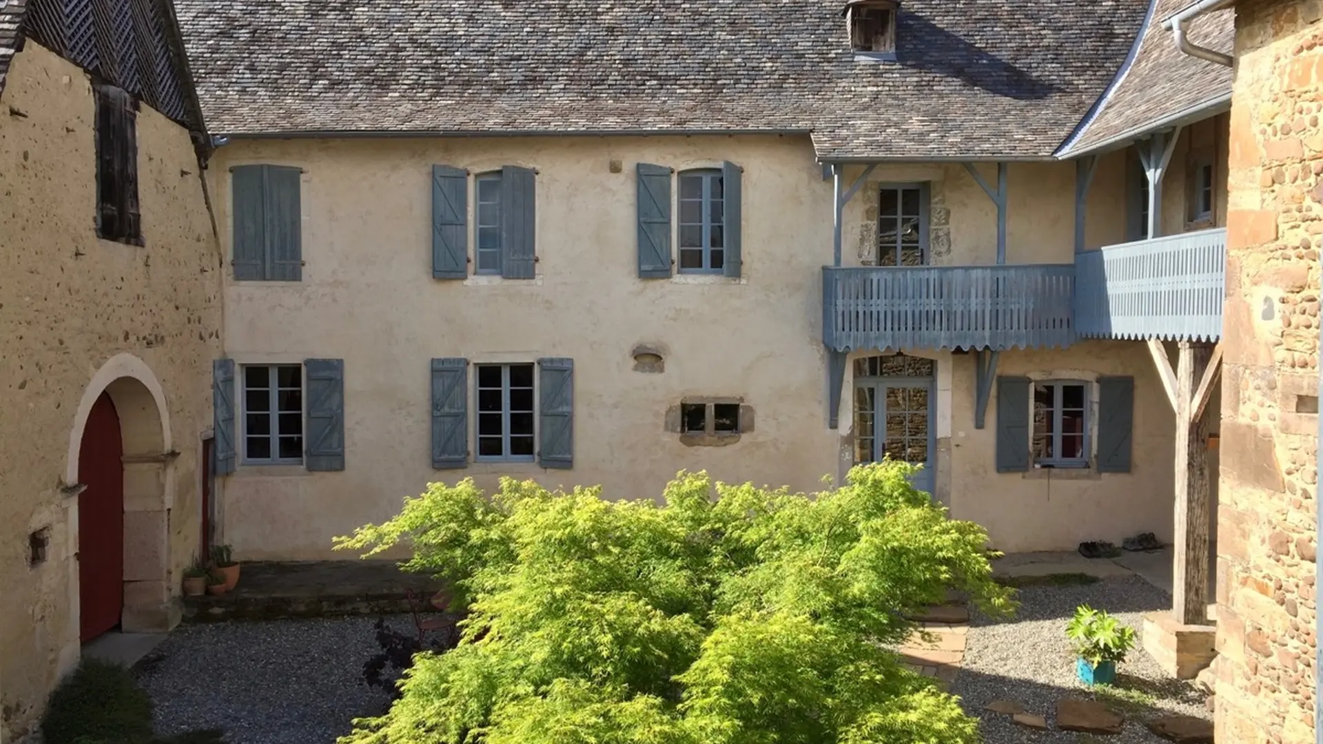 Maison-dorride-Cour-depuis-sud-LEDEUIX