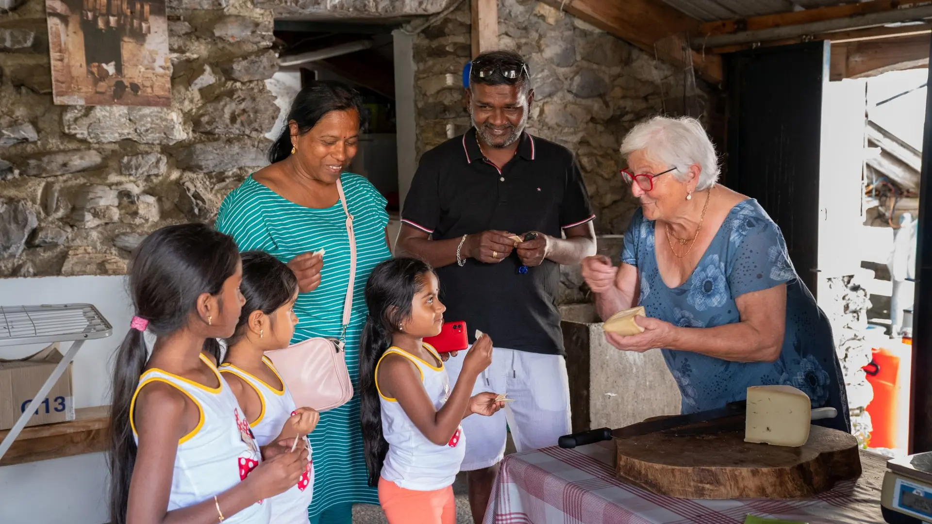 En été, accueil à la cabane de la ferme Récébire à La Pierre Saint-Martin