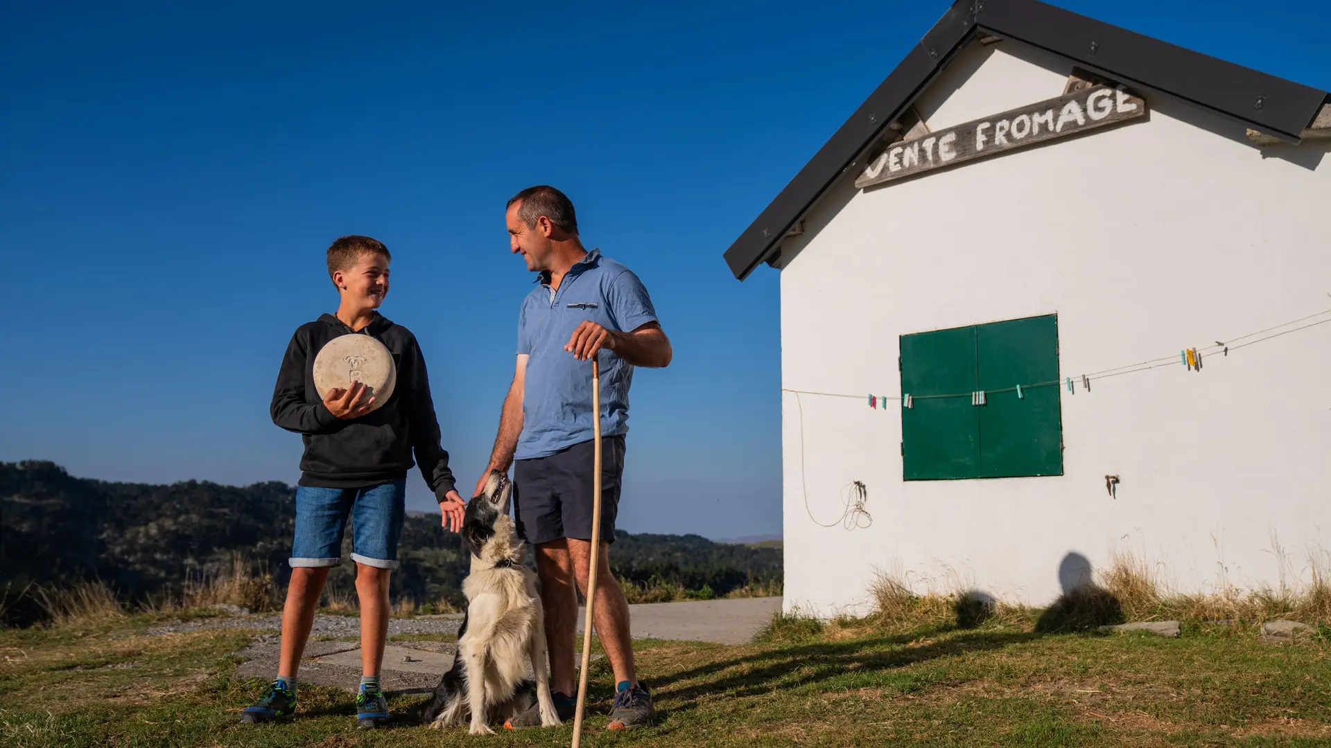 Marc et son fils Paul en estive au Col de La Pierre Saint-Martin