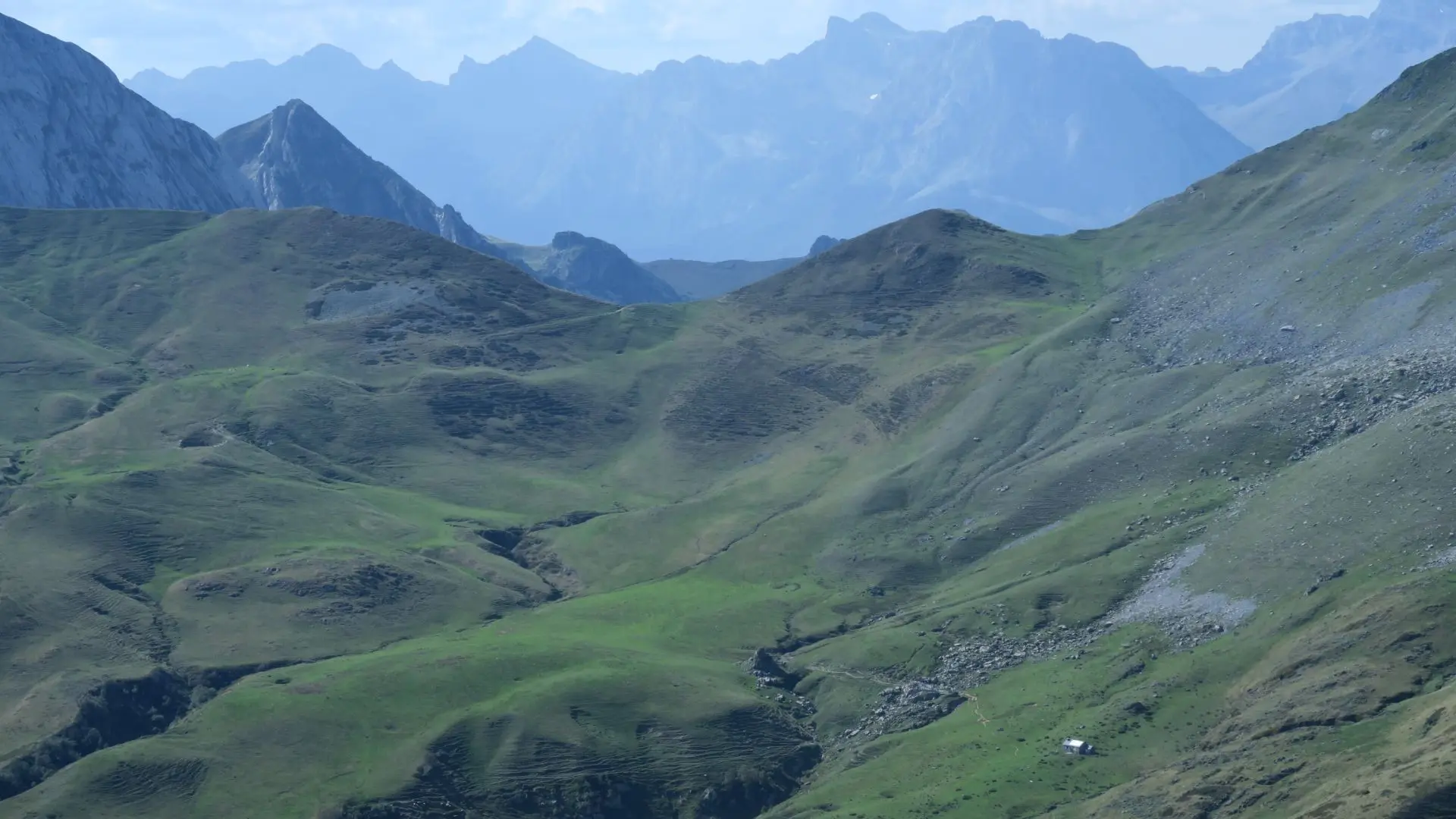 N° 32 CABANE LAITERINE PAR LE COL D'ISEYE