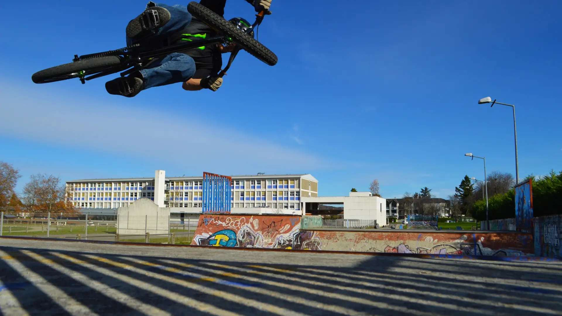 BMX freestyle au Skatepark d'Oloron Sainte-Marie