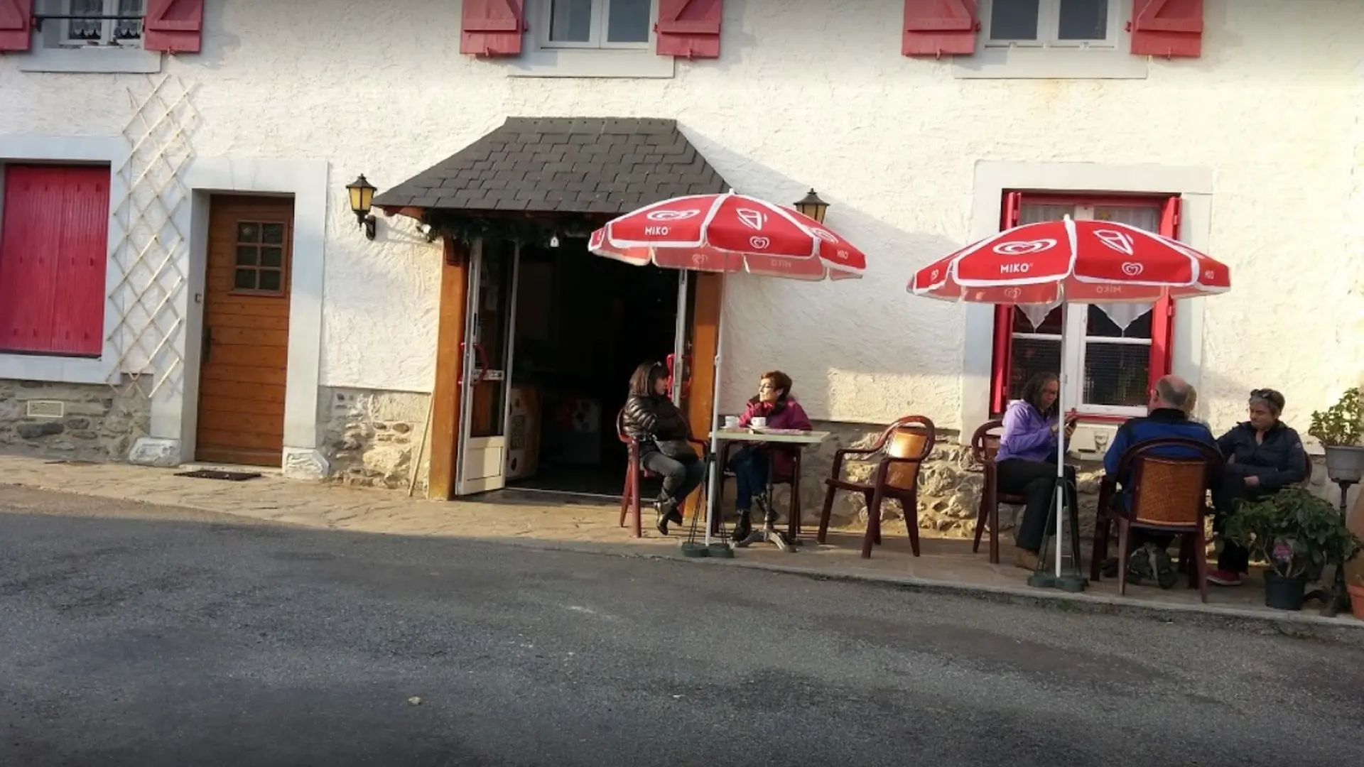 Bar-des-bergers-Terrasse-LESCUN