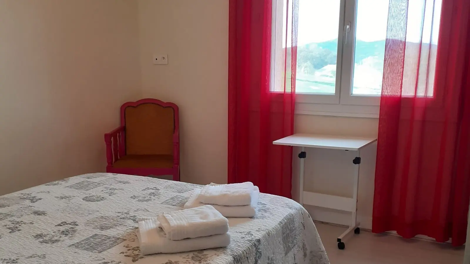 Chambre avec lit 140x190