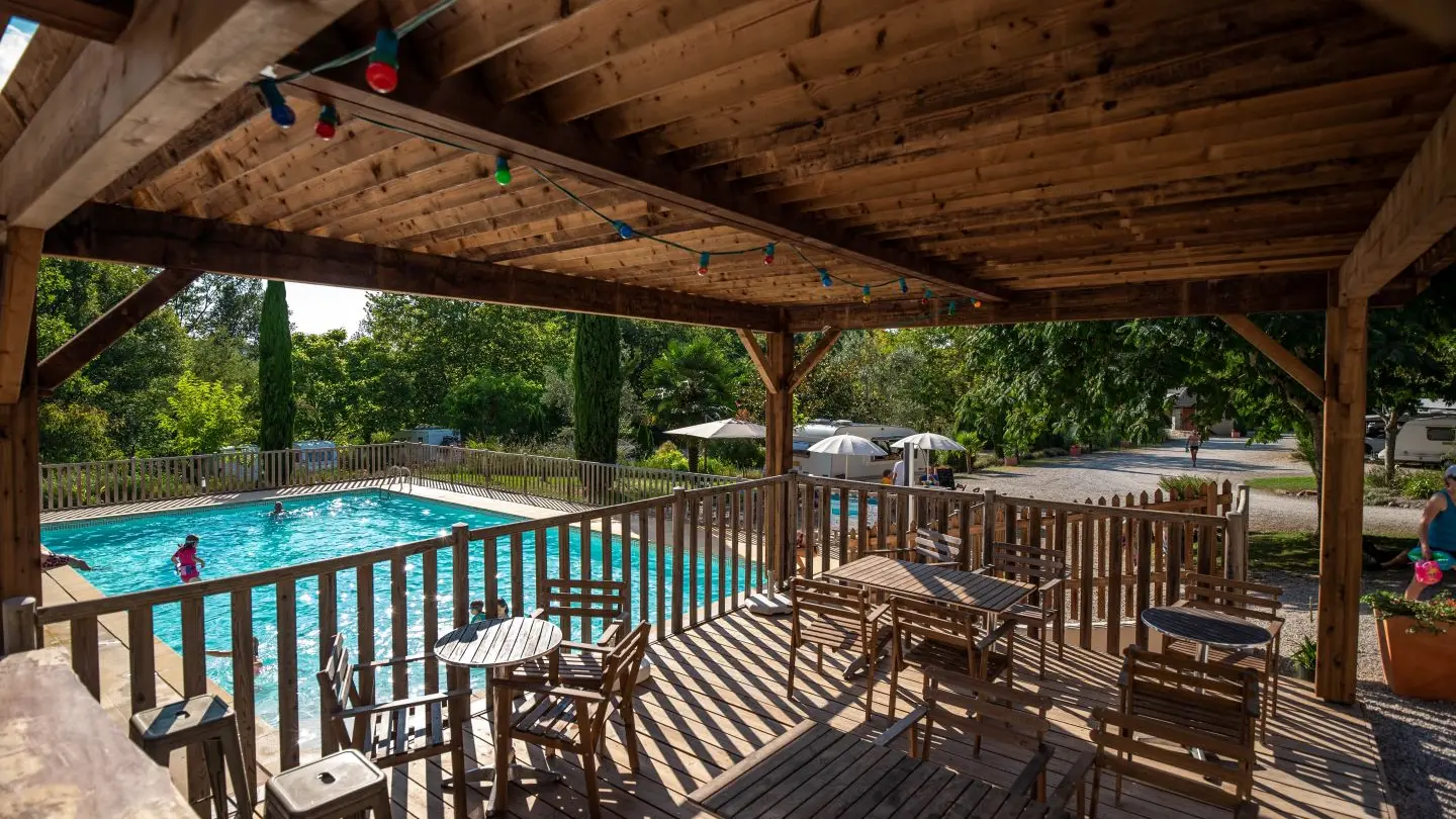 Camping Beau Rivage - Piscine et Terrasse