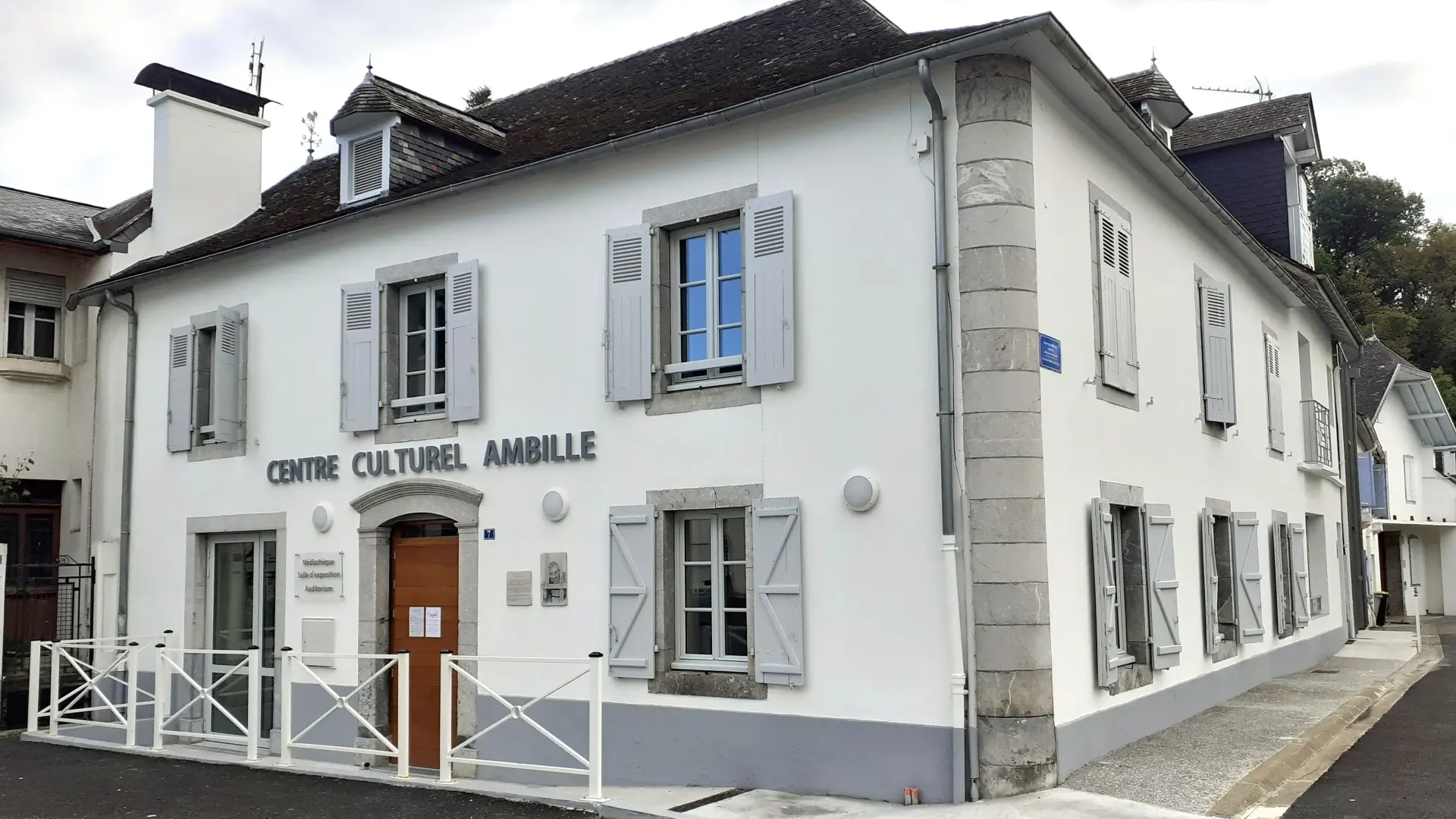 Centre culturel AMBILLE - Façade - ARETTE (©Mairie Arette)