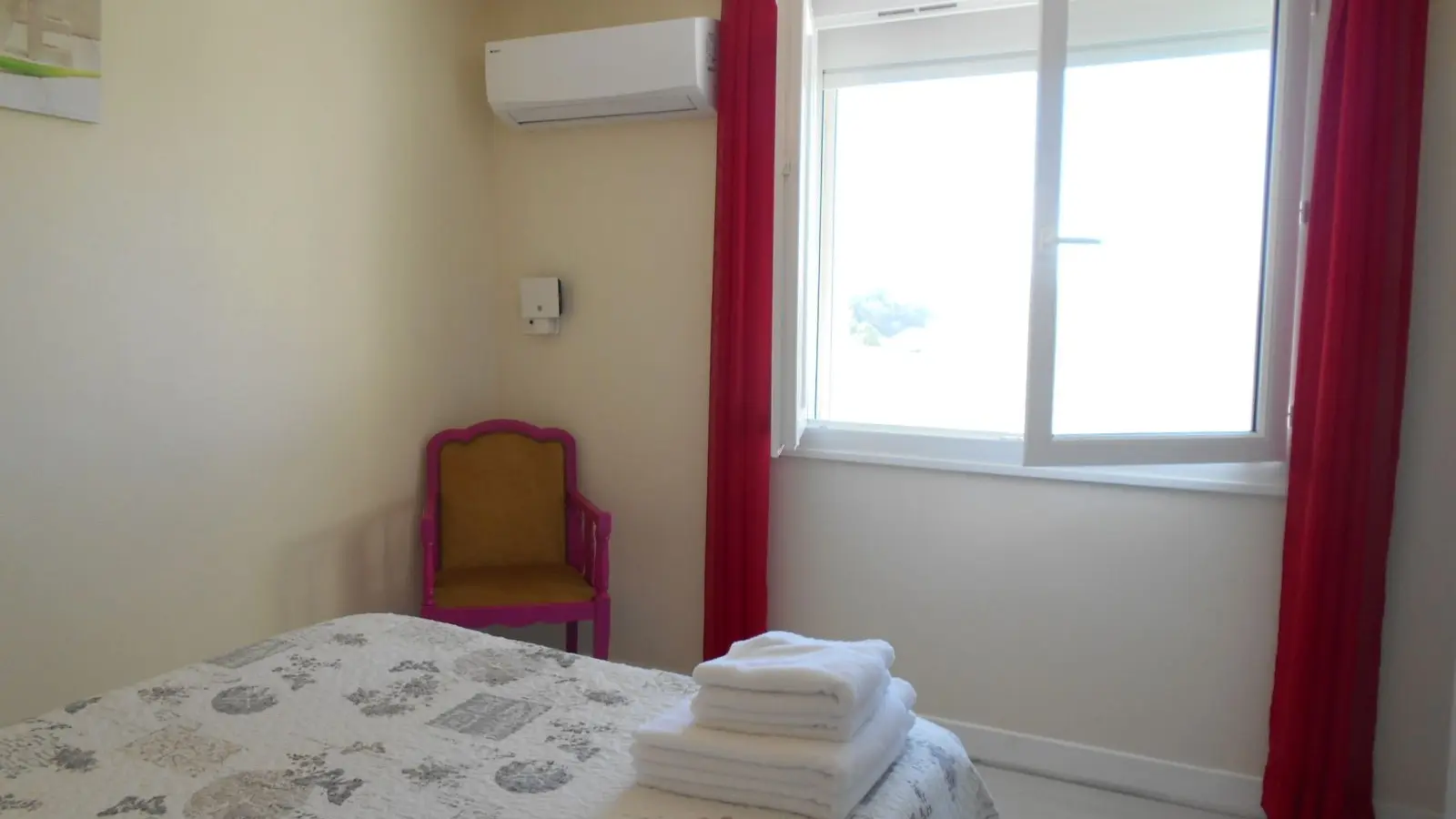 Chambre adultes avec lit 140x190