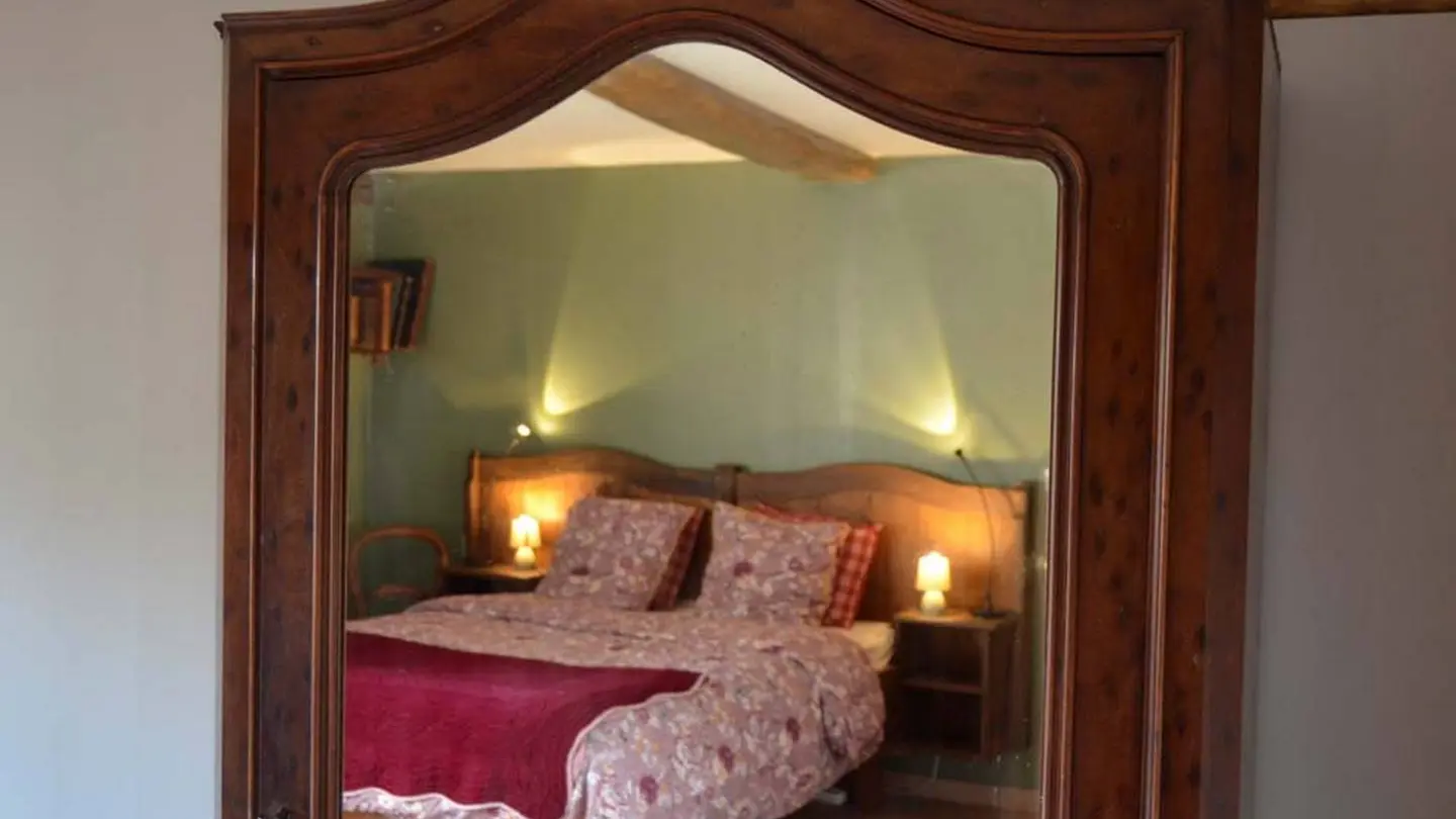 Chambre-Agathe-lit-rouge-3-2