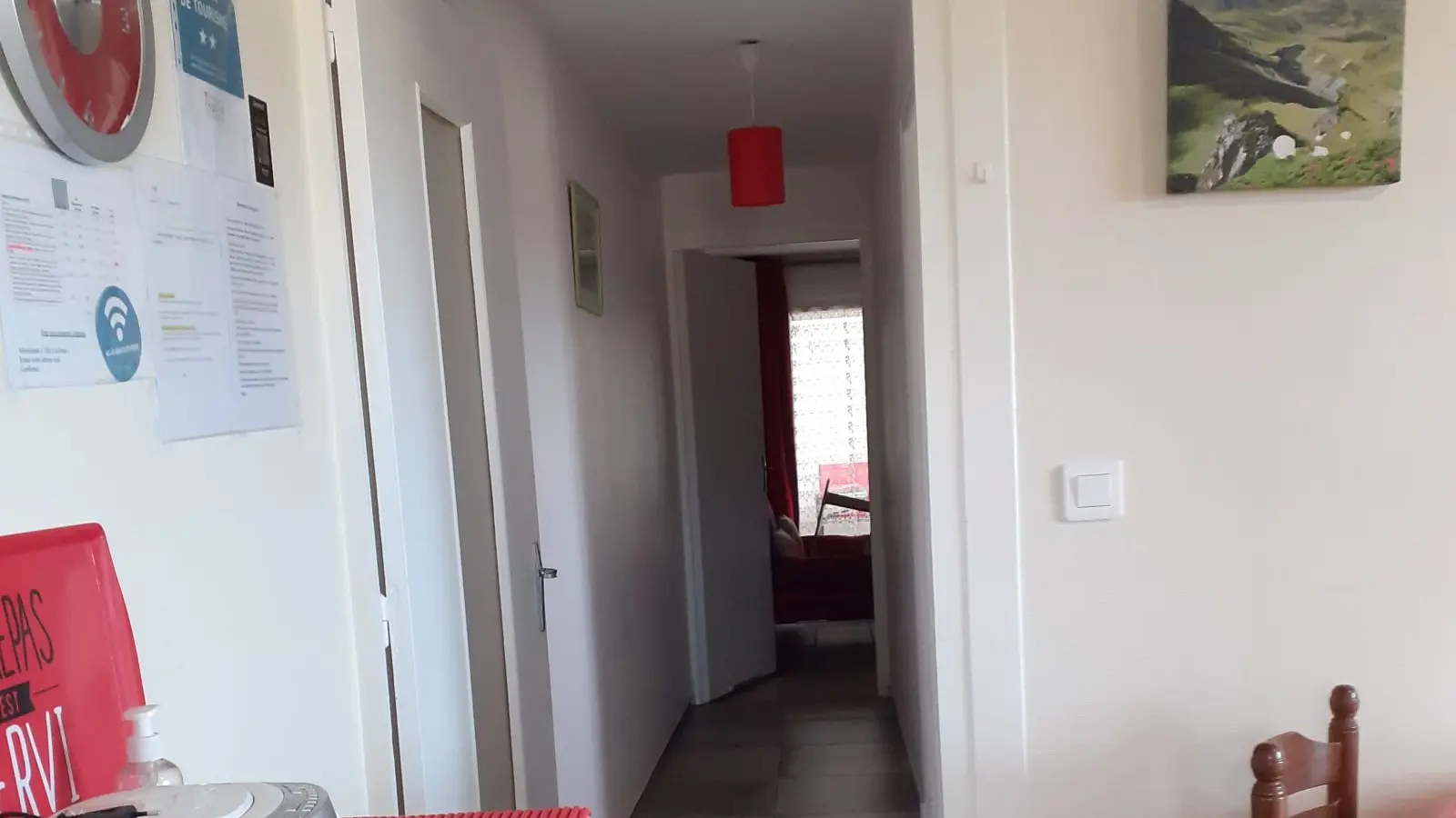 Vue vers le couloir , salle d'eau et chambres