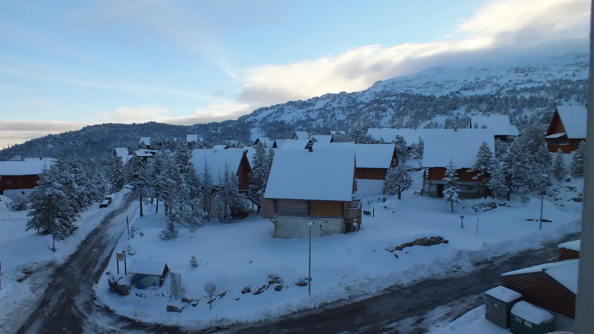 vue chambres montagne et village de chalets