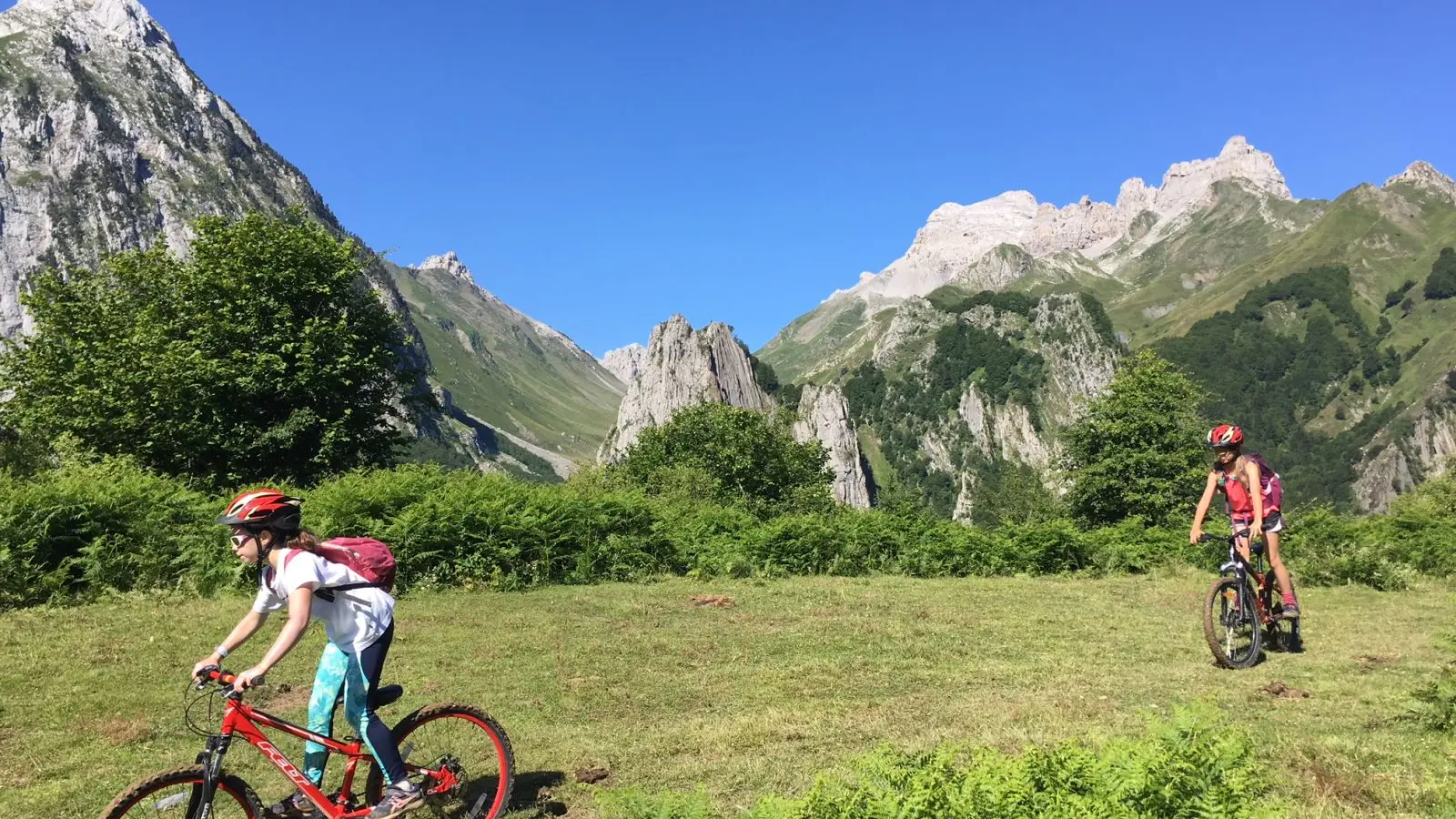 Descente VTT à Labérouat au dessus du village de Lescun