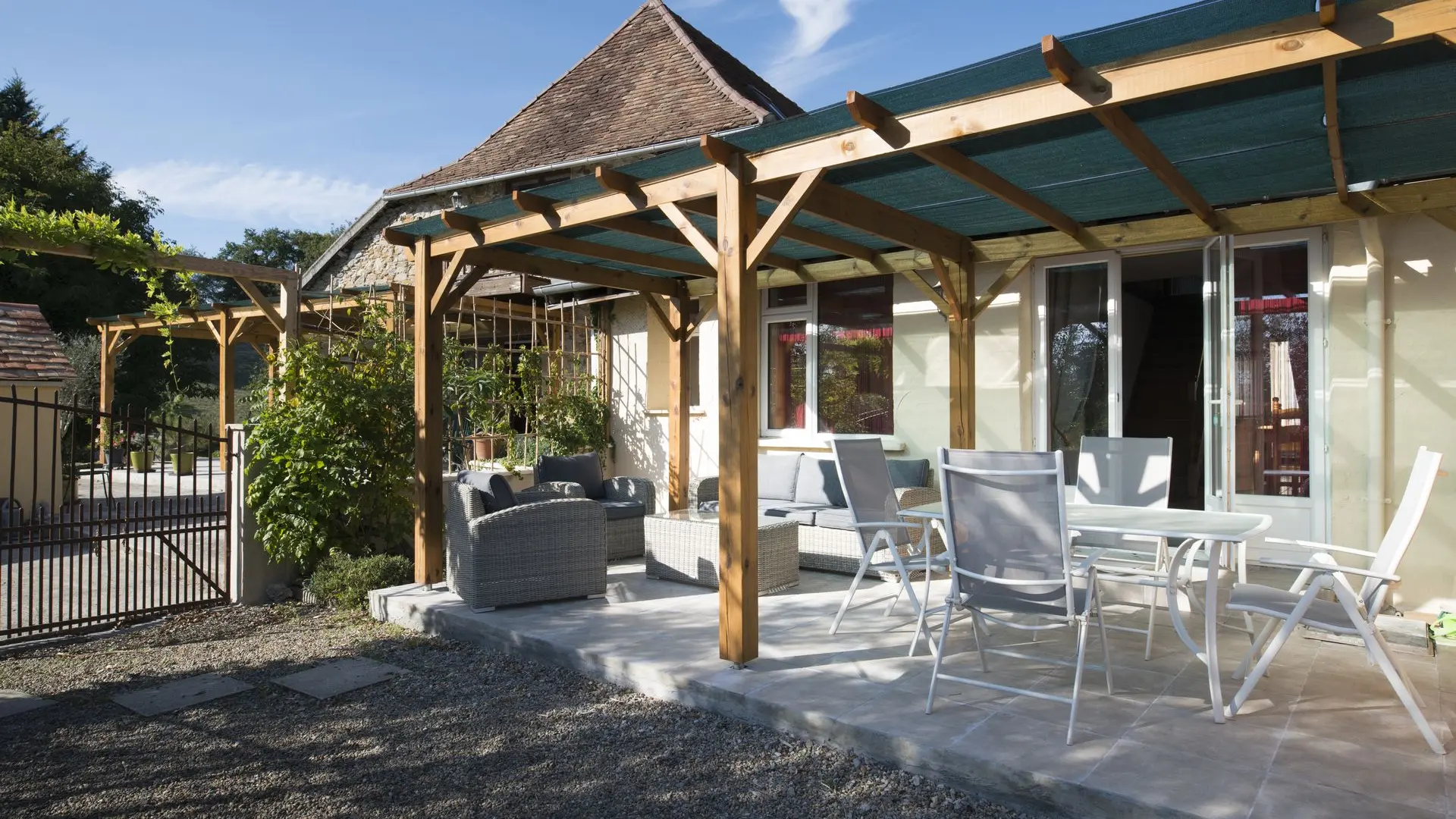 Domaine Hourcabis - terrasse1