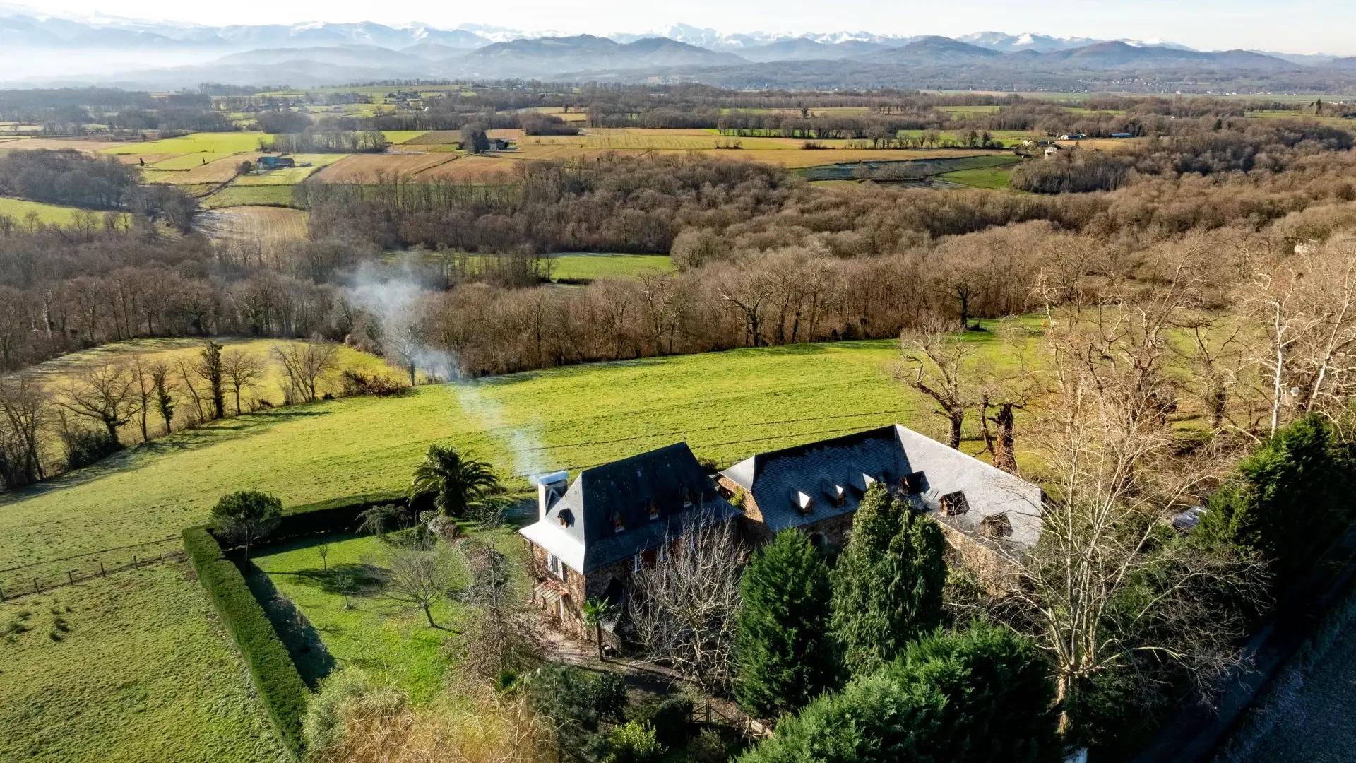 Ext vue aerienne maison et pyrénée