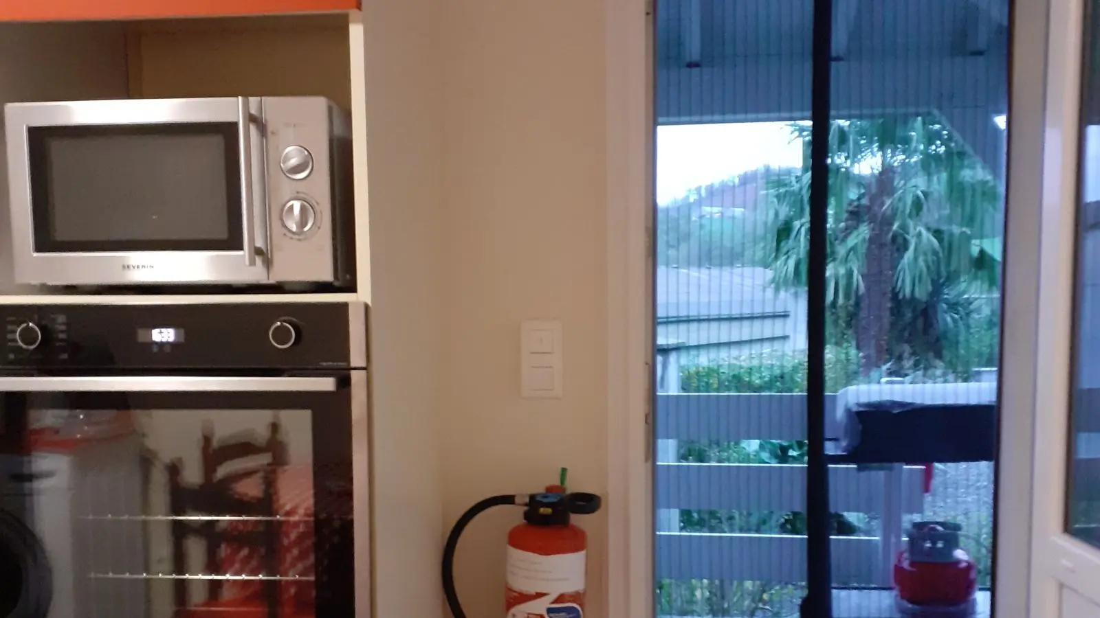 Entrée à la cuisine depuis la terrasse.