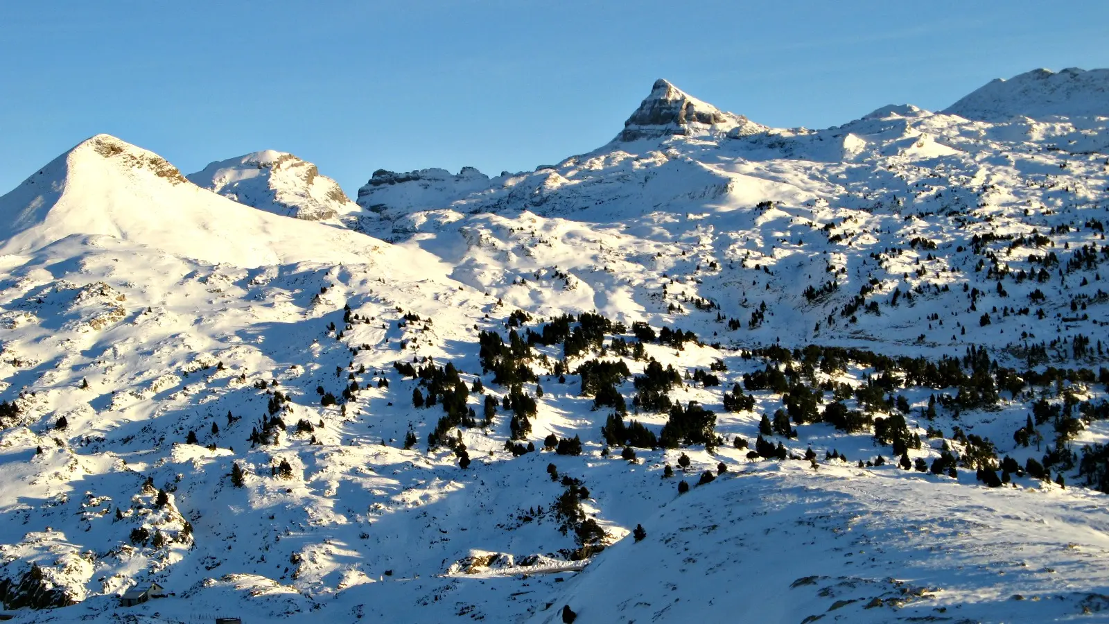 Balade en raquettes à neige avec vue sur le Pic d'Anie