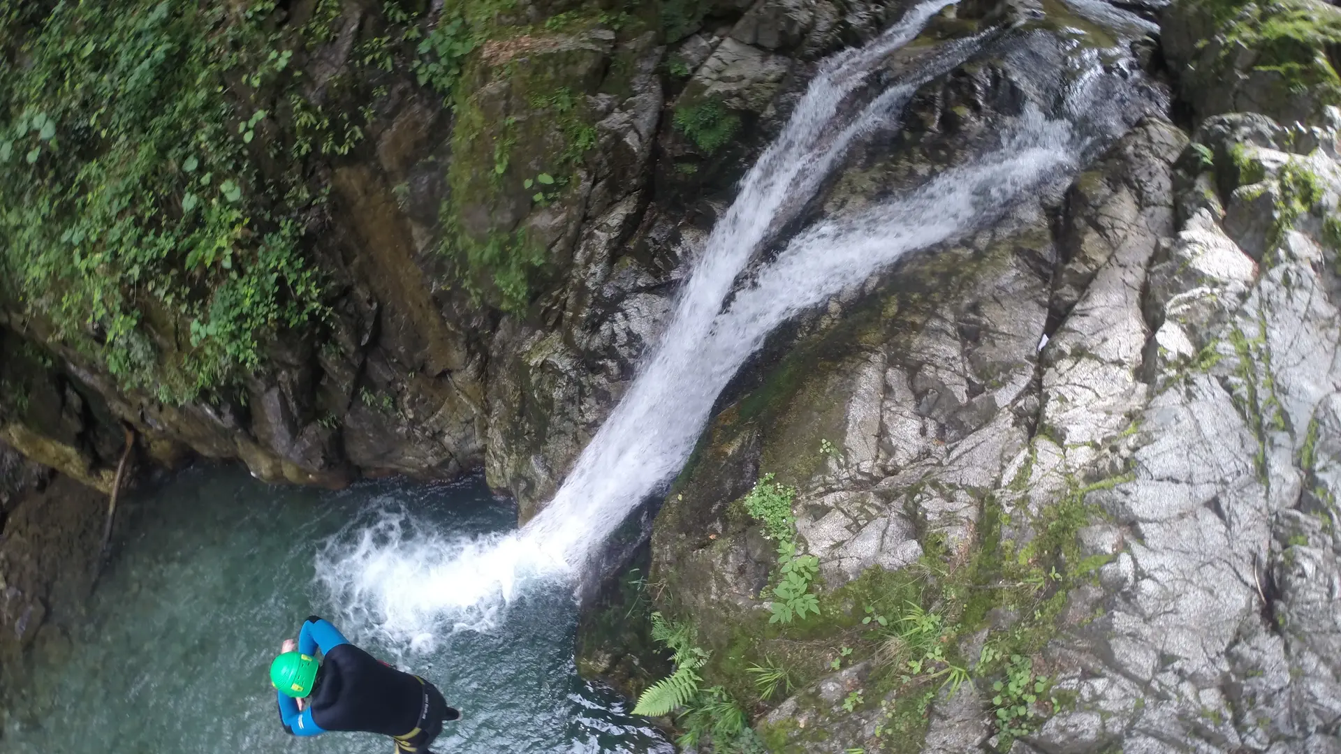 Saut dans le canyon de Bious