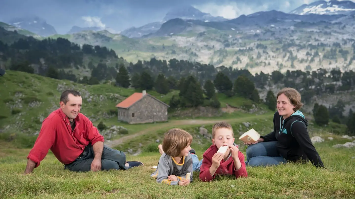 La famille Hartichabalet en estive au Col de La Pierre Saint-Martin