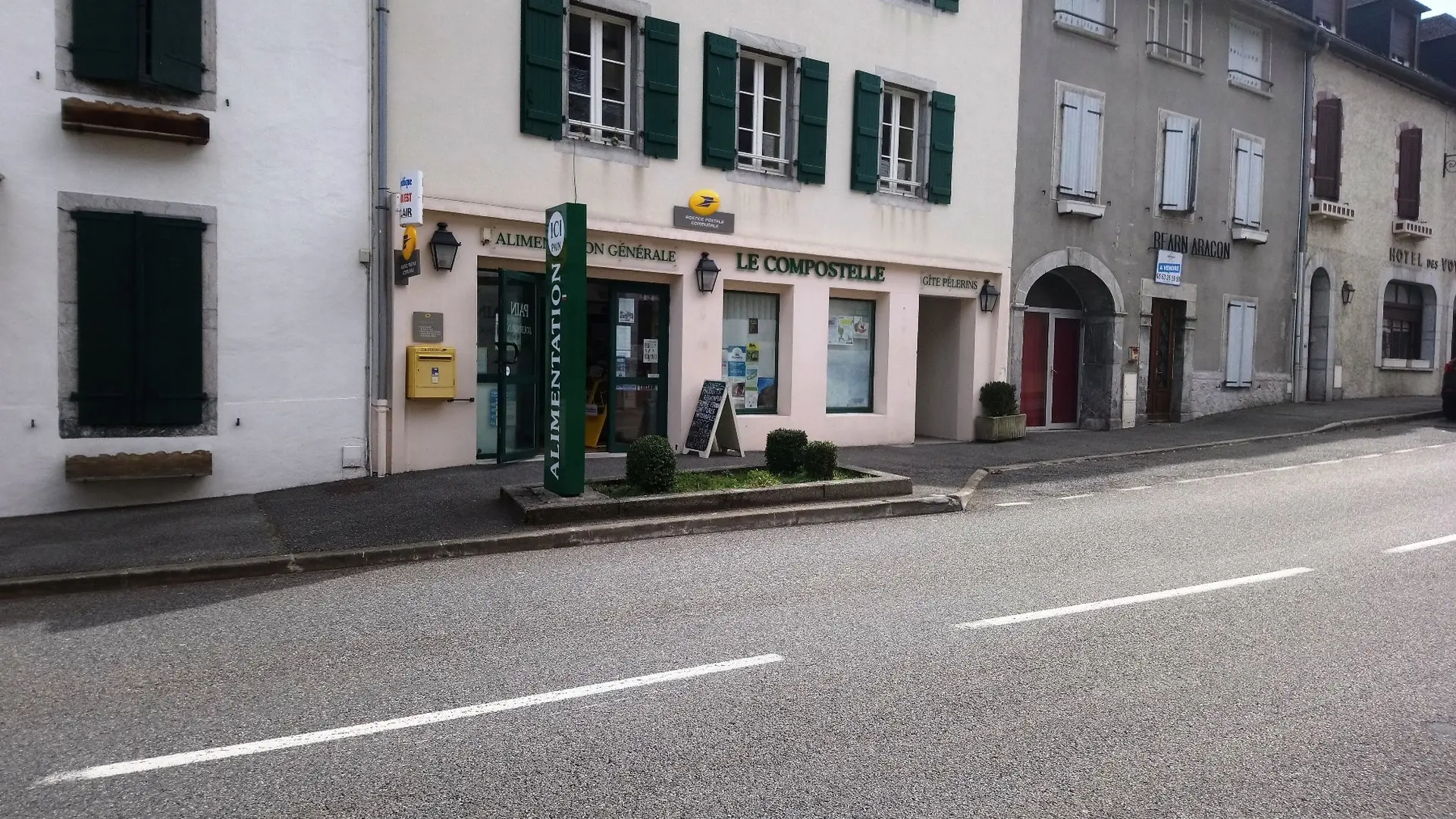 Facade du Gîte Pélerins Le Compostelle