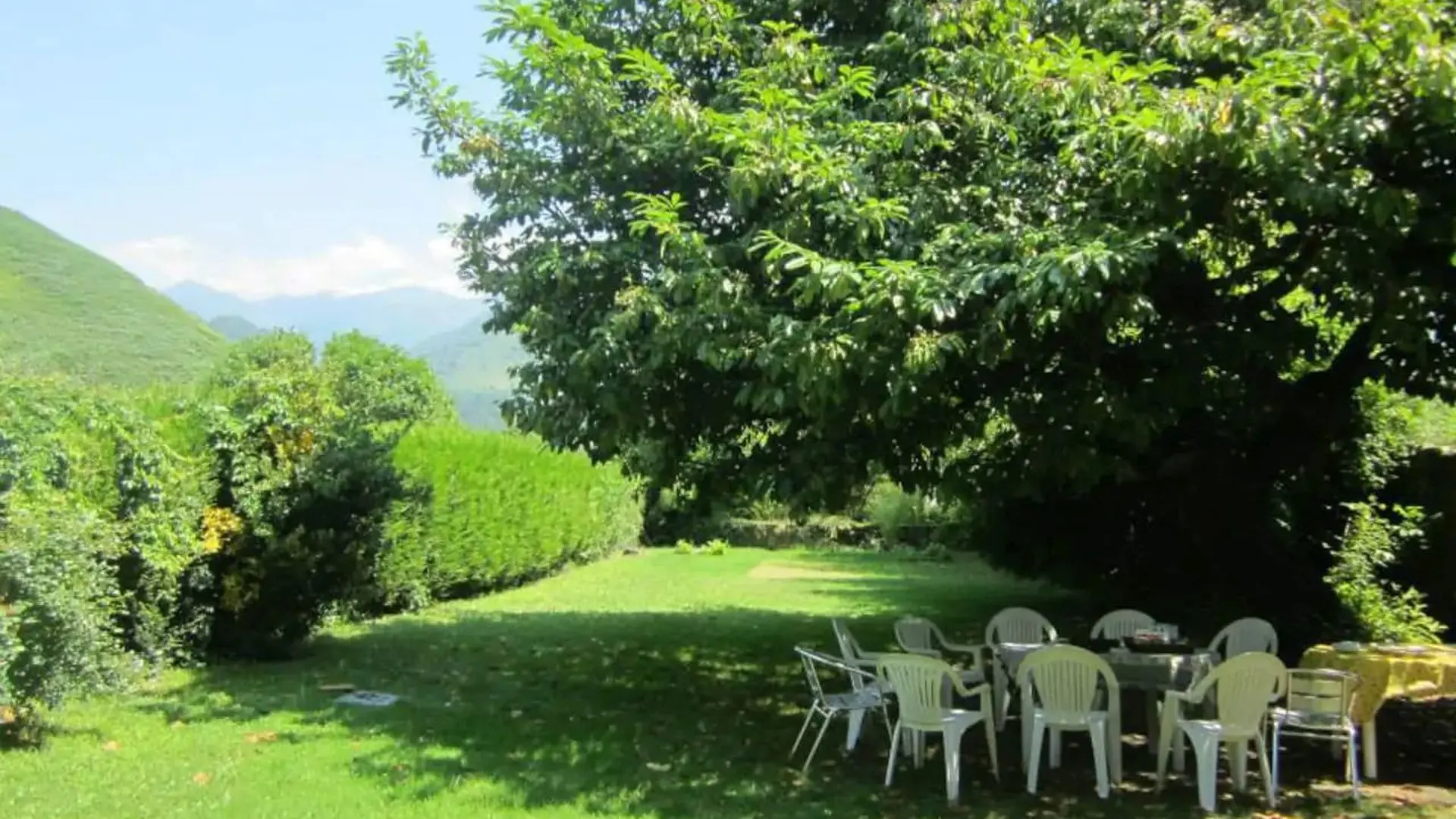 Gîte de groupe Izarda - Grand jardin clos avec vue