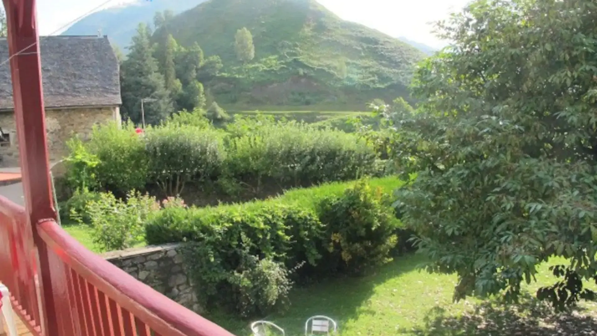 Gîte de groupe Izarda - Vue sur le jardin depuis la galerie