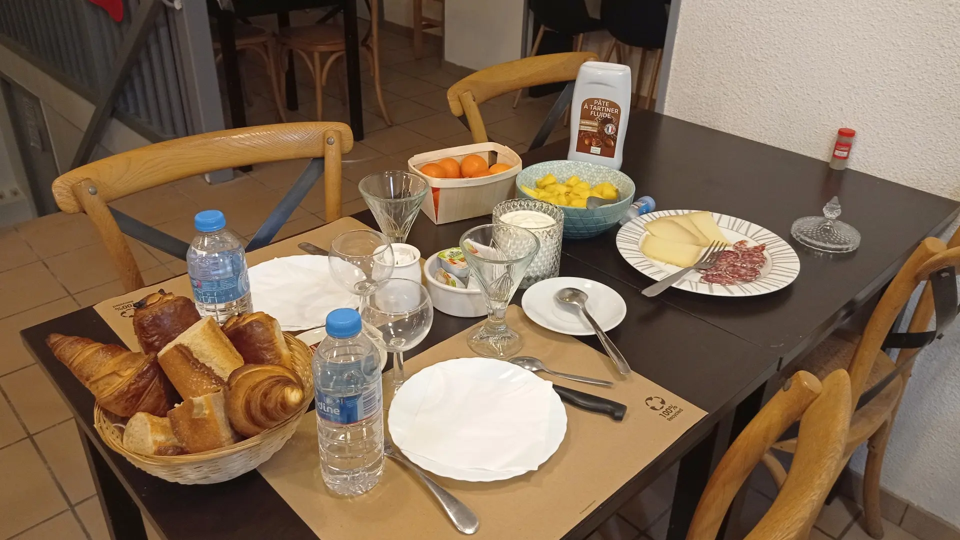 Hôtel du Pic d'Anie - table petit-déjeuner (©ROUSSEL ISABELLE)