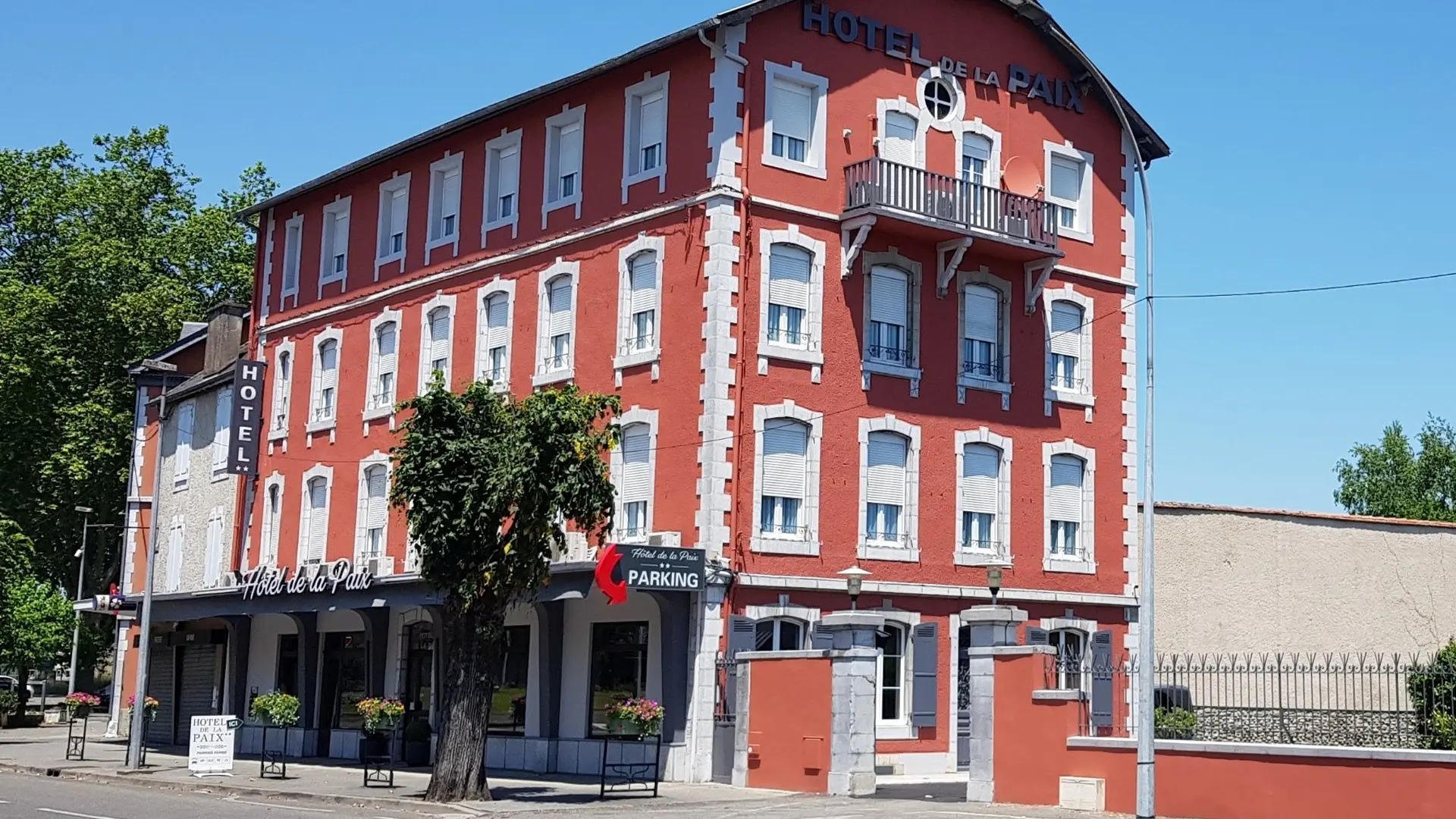 Hôtel de la Paix - Façade et parking (©MIRAMON PIERRE)